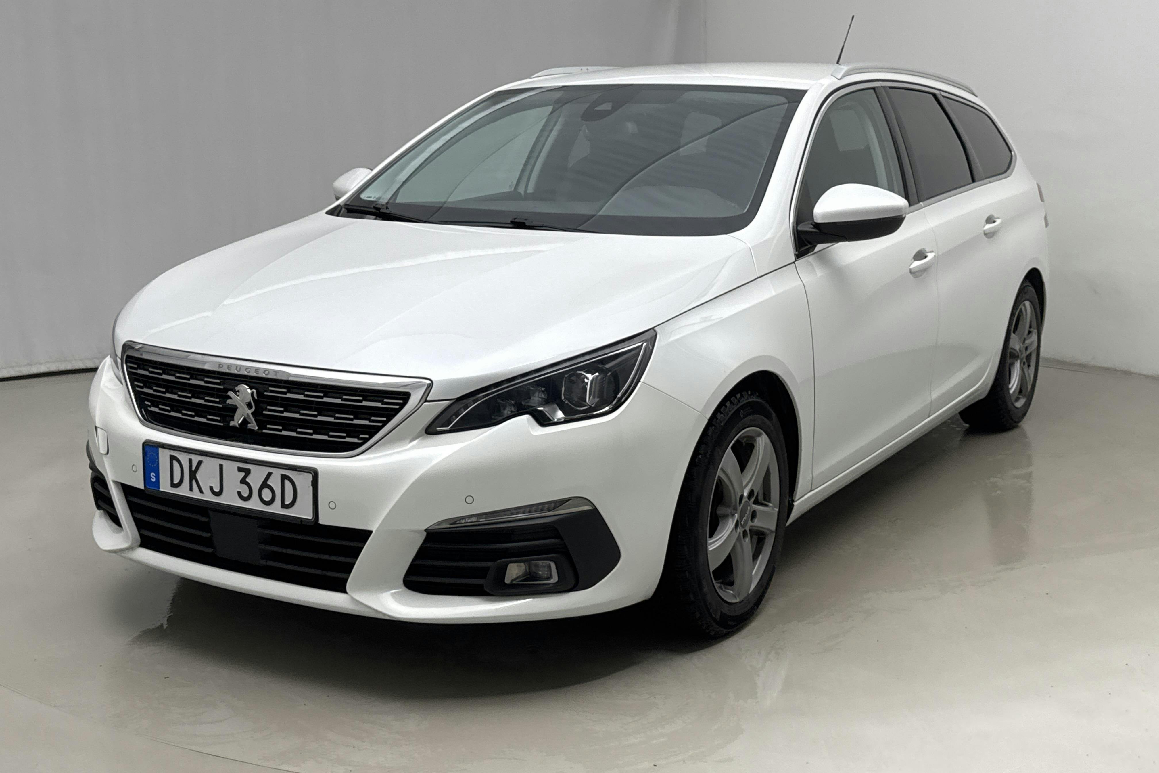 Presentationsfoto 1 av 12: Peugeot 308 SW PureTech (130hk) - 9 274 mil - Automat - vit - 2020