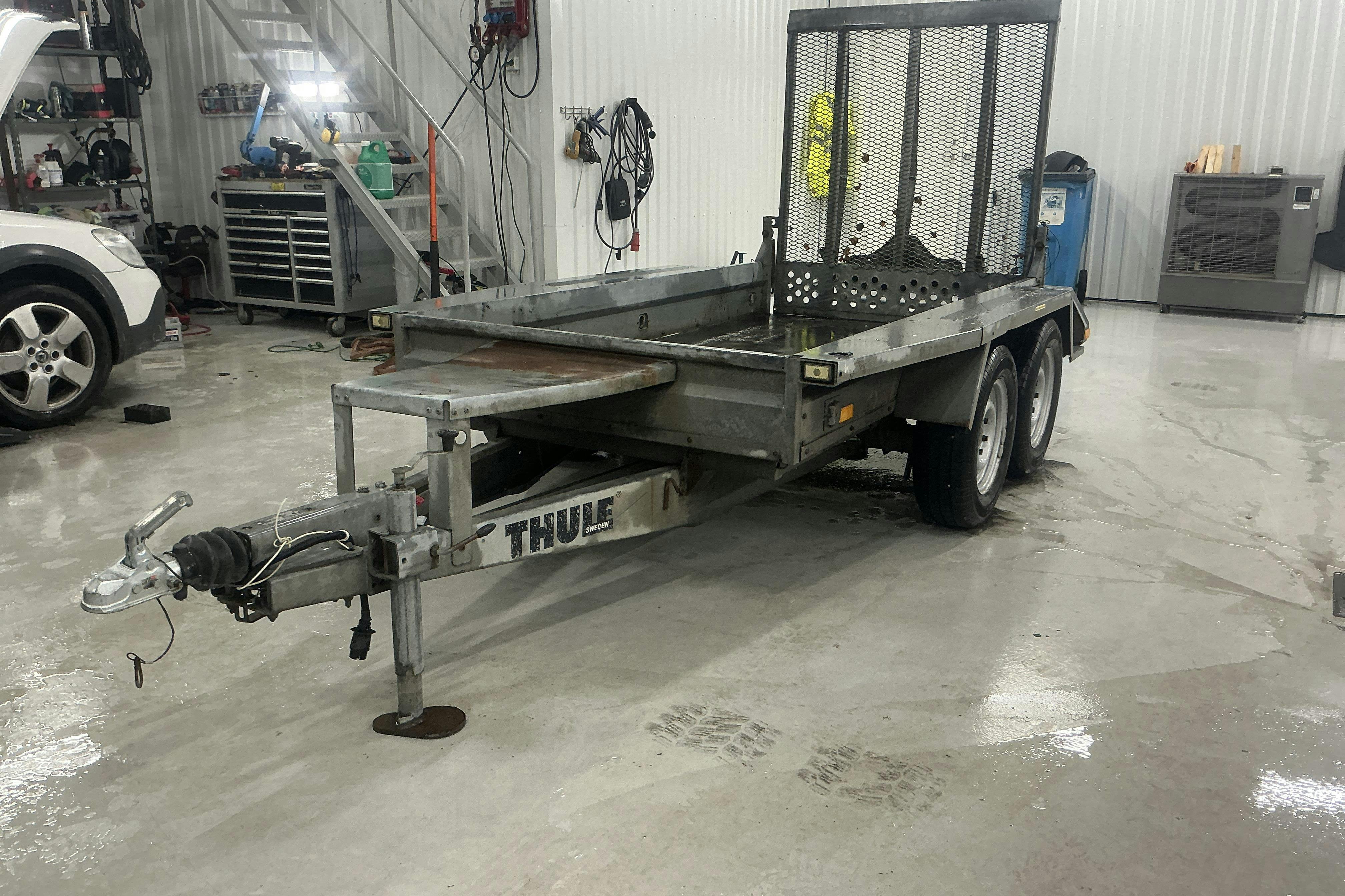 Presentationsfoto 1 av 9: THULE 39085 SP MT2700 Maskintrailer Släpvagn - 0 km - grå - 2009