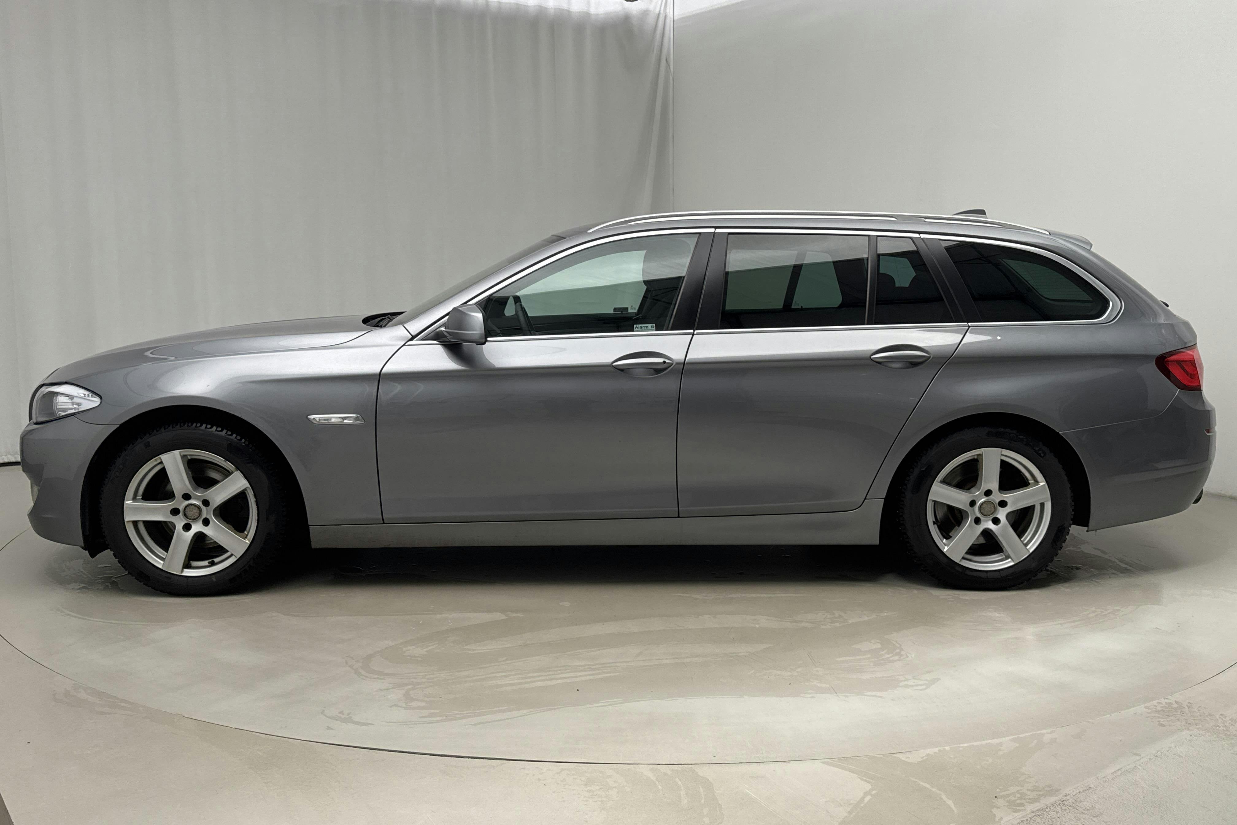 Presentationsfoto 2 av 13: BMW 520d Touring, F11 (184hk) - 24 178 mil - Automat - grå - 2013