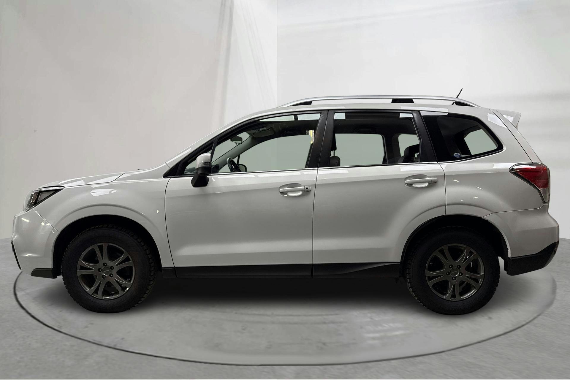 Presentation photo 2 of 16: Subaru Forester 2.0 (150hk) - 242 370 km - Automatic - white - 2016