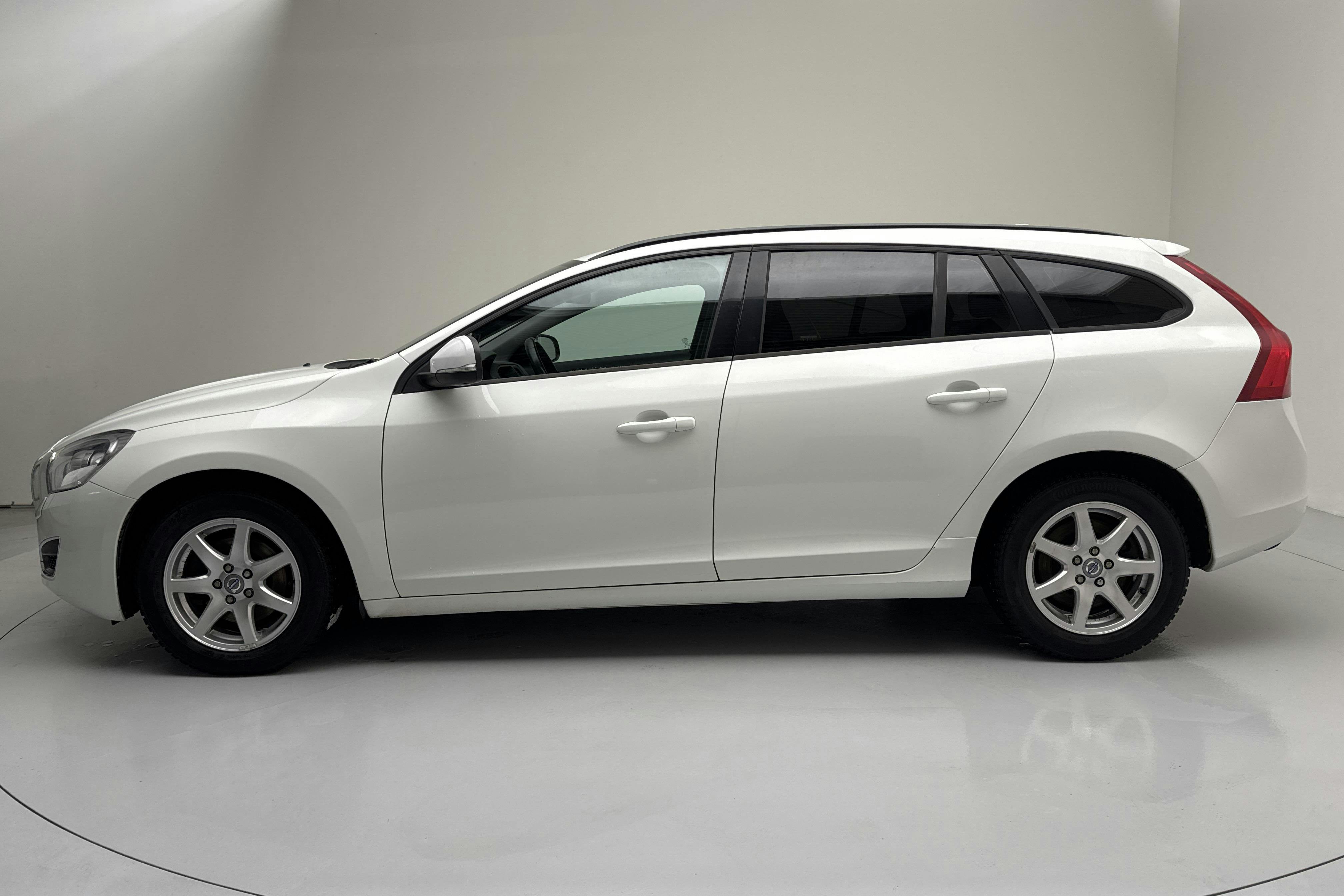 Presentation photo 2 of 12: Volvo V60 T3 (150hk) - 112 080 km - Manual - white - 2013