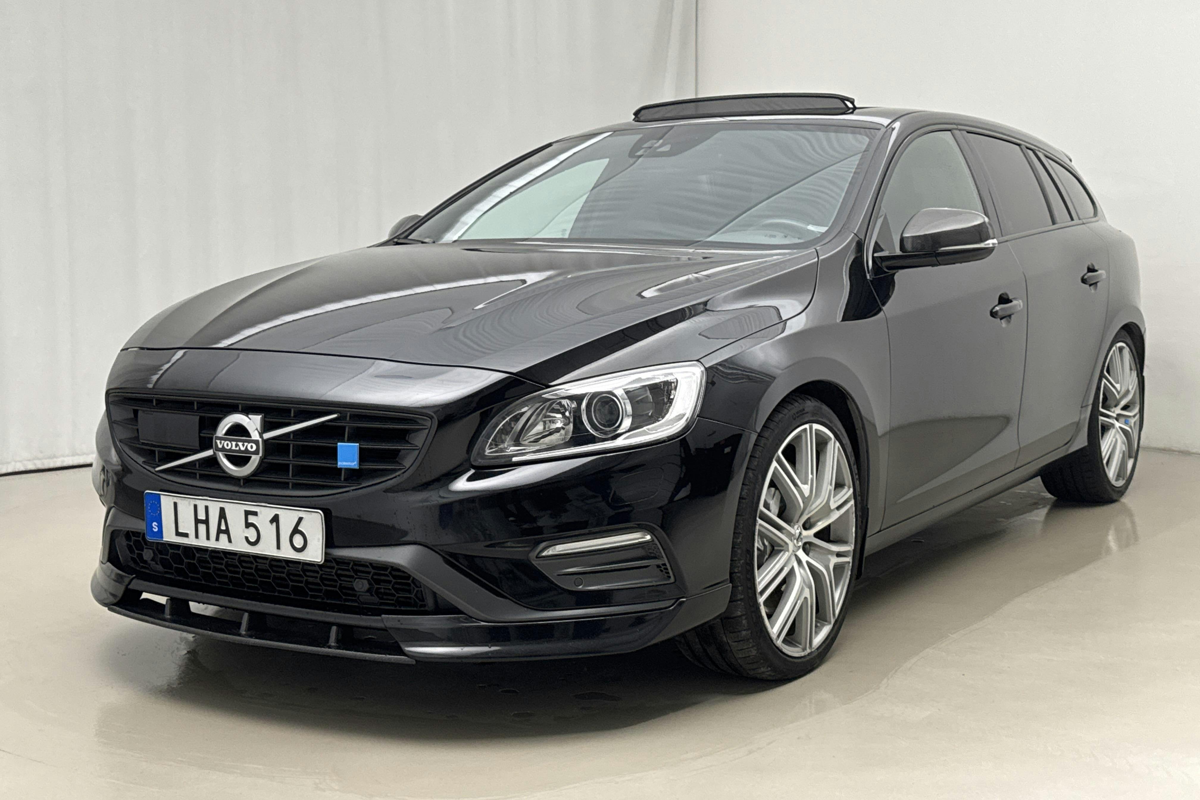 Presentation photo 1 of 27: Volvo V60 T6 AWD (367hk) - 104 340 km - Automatic - black - 2017