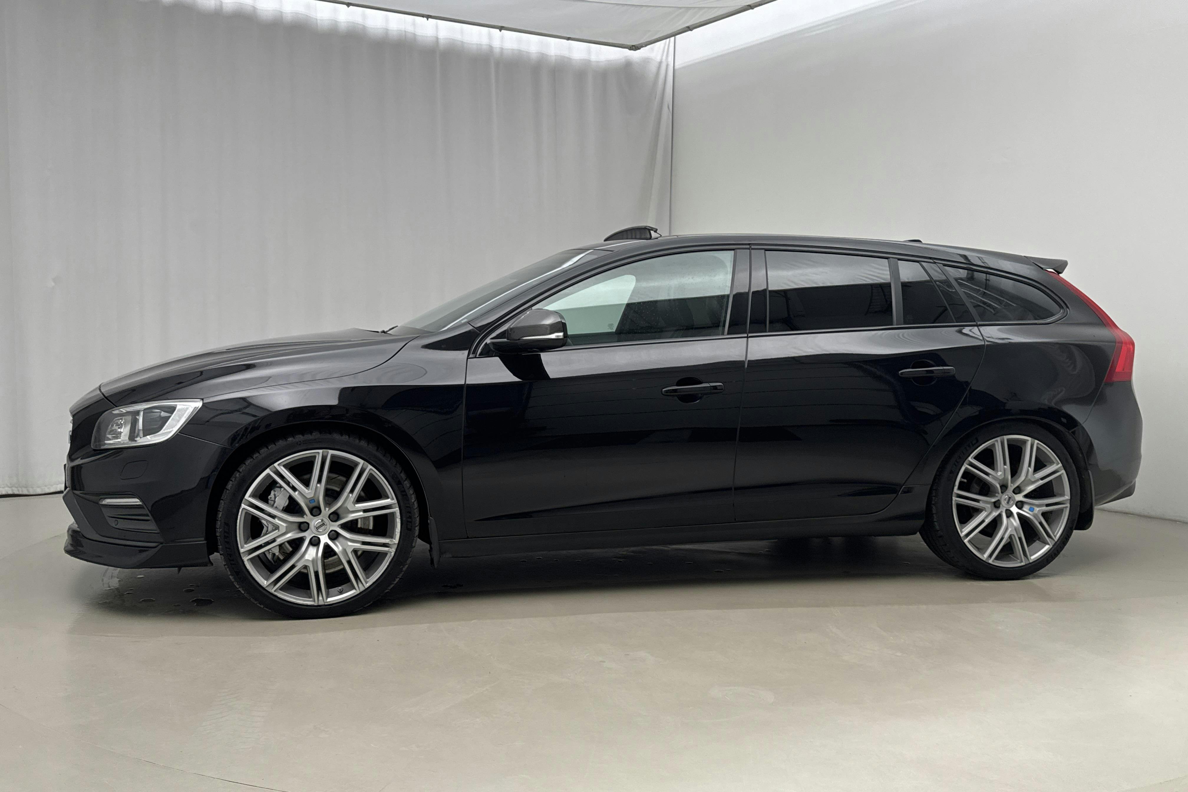 Presentation photo 2 of 27: Volvo V60 T6 AWD (367hk) - 104 340 km - Automatic - black - 2017