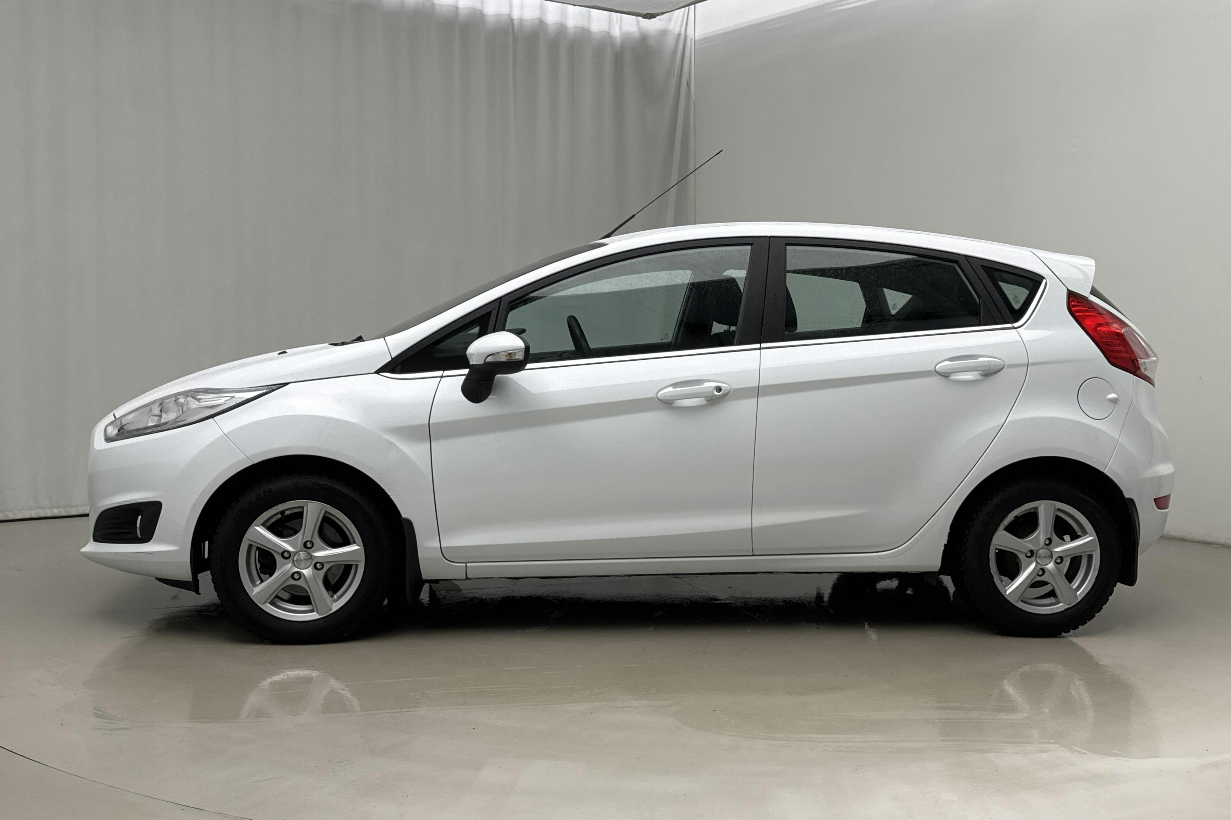 Presentation photo 2 of 17: Ford Fiesta 1.0T EcoBoost 5dr (100hk) - 66 230 km - Automatic - white - 2015