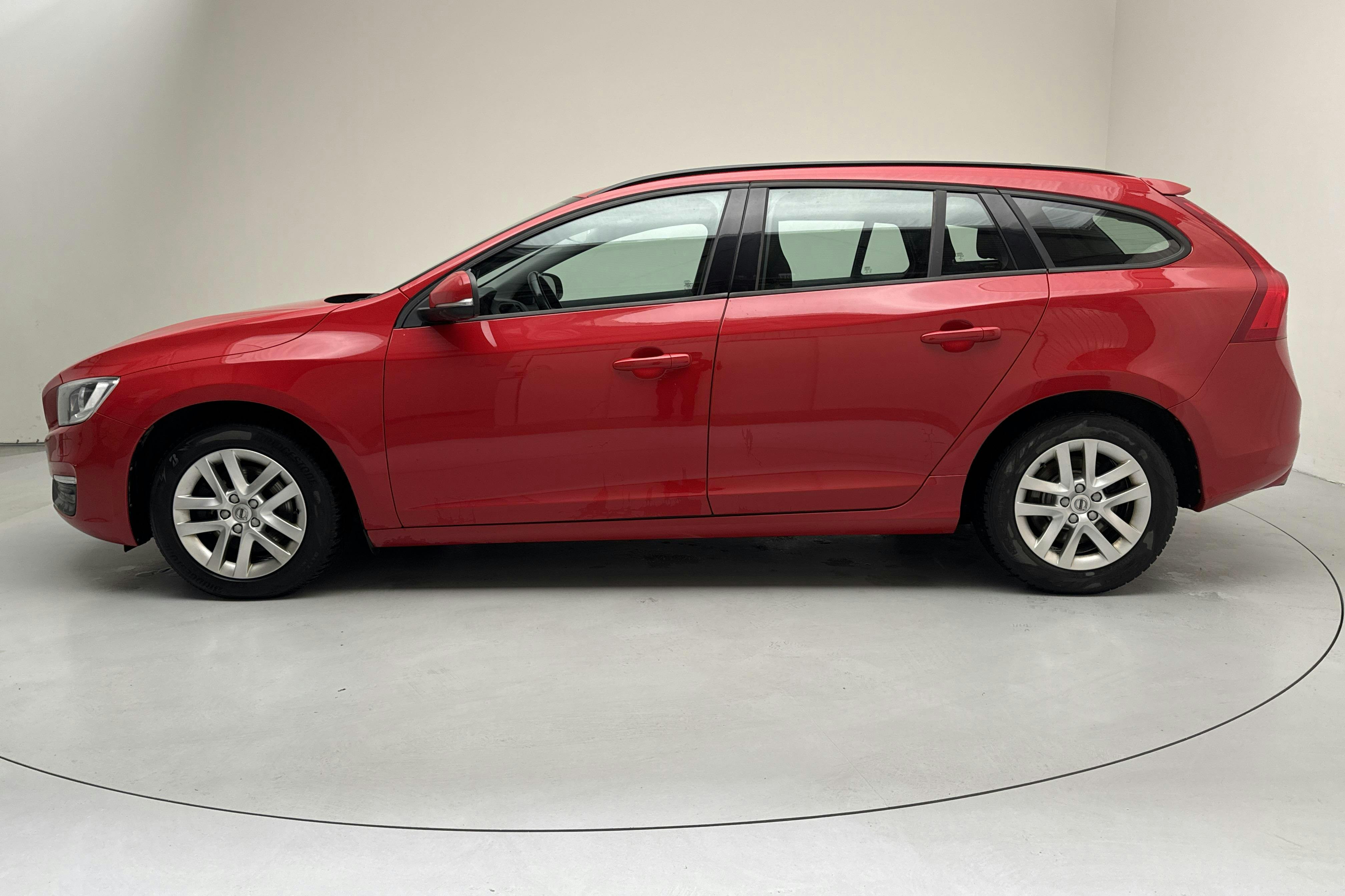 Esitlusfoto 2 aadressil 13: Volvo V60 D4 (190hk) - 145 850 km - Automaatne - punane - 2017