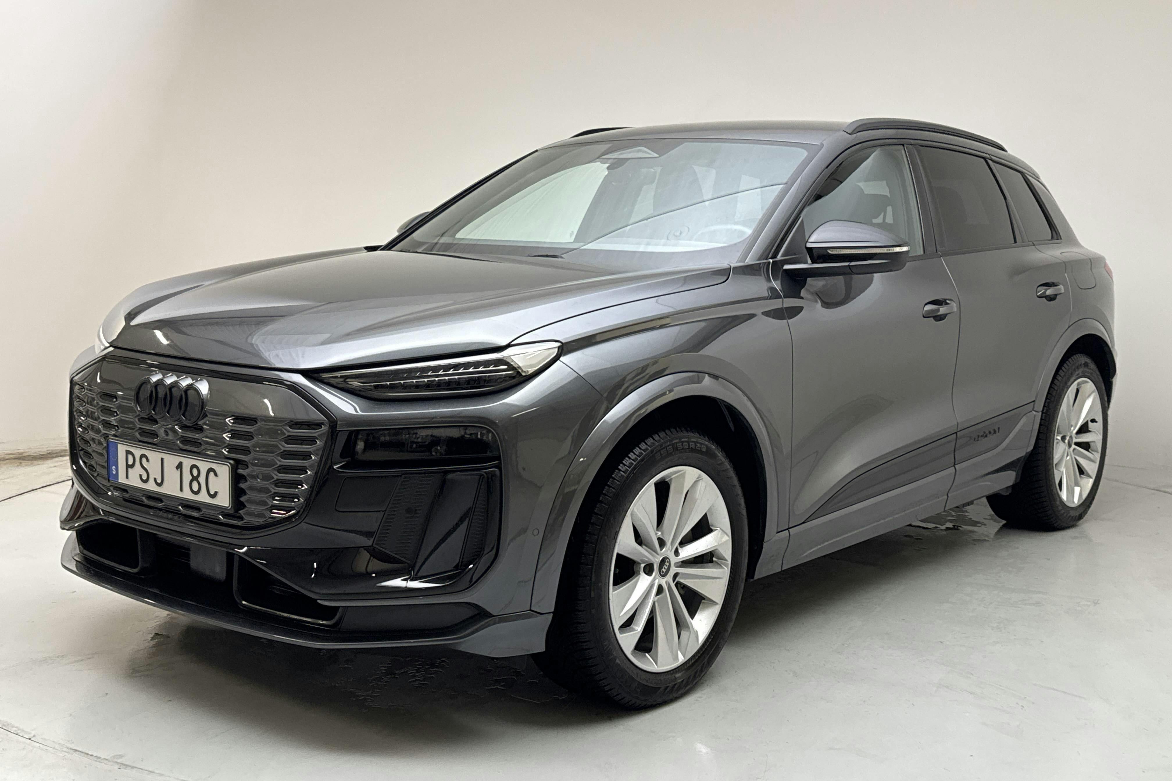 Presentationsfoto 1 av 22: Audi Q6 55 e-tron quattro 100kWh (388hk) - 2 739 mil - Automat - grå - 2025