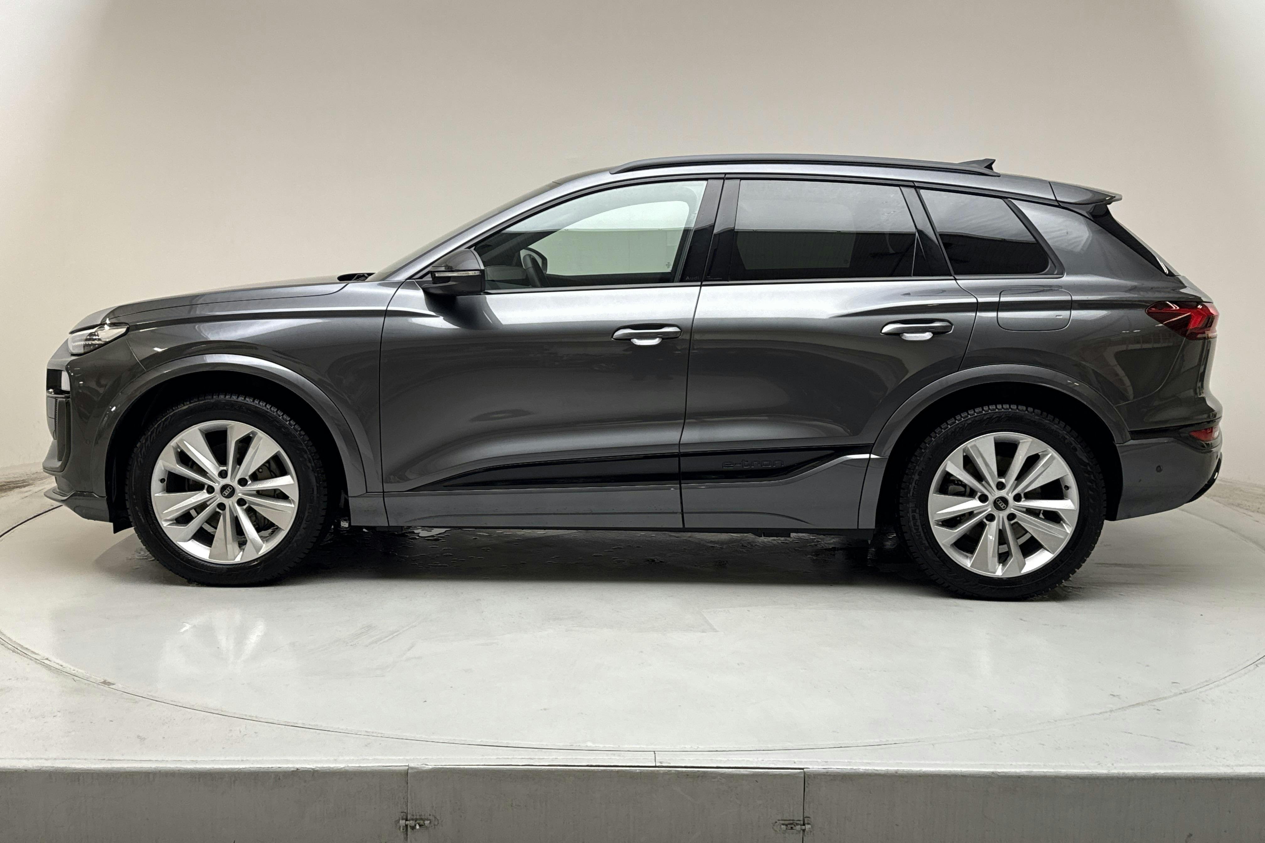 Presentationsfoto 2 av 22: Audi Q6 55 e-tron quattro 100kWh (388hk) - 2 739 mil - Automat - grå - 2025