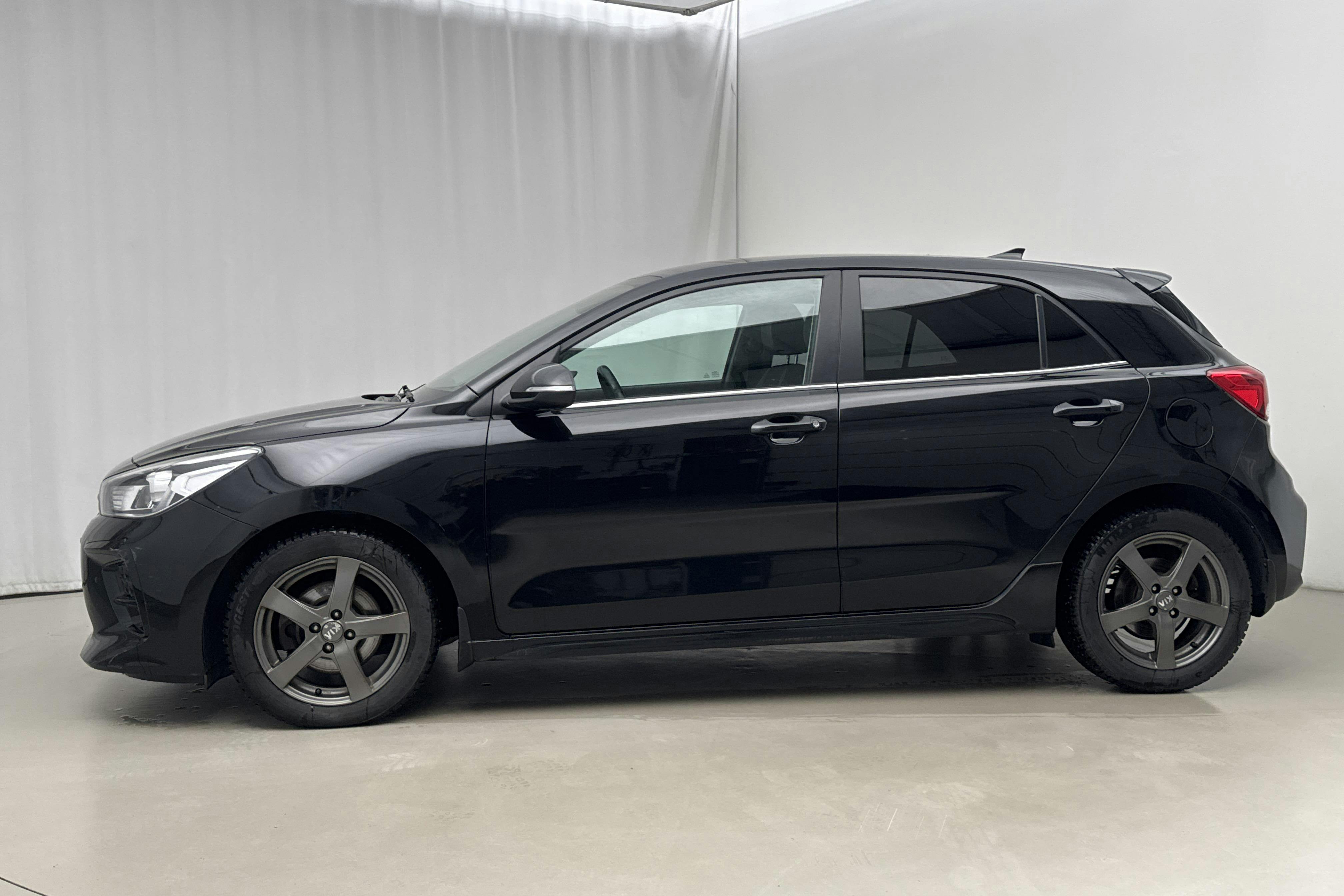 Presentationsfoto 2 av 18: KIA Rio 1.0 T-GDi 48V (120hk) - 9 535 mil - Automat - svart - 2021