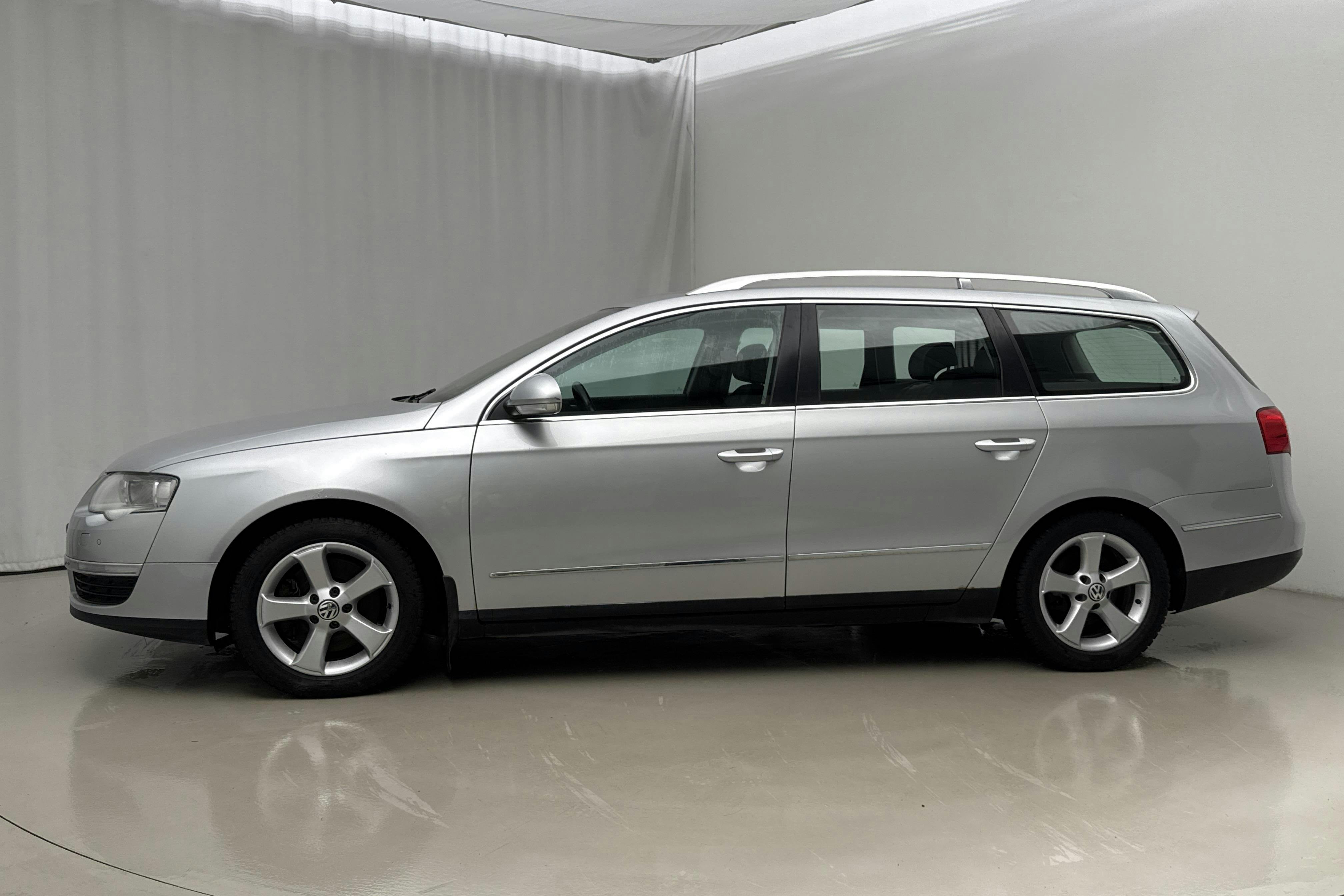 Presentationsfoto 2 av 12: VW Passat 1.8 TSI Variant (160hk) - 18 885 mil - Manuell - silver - 2010