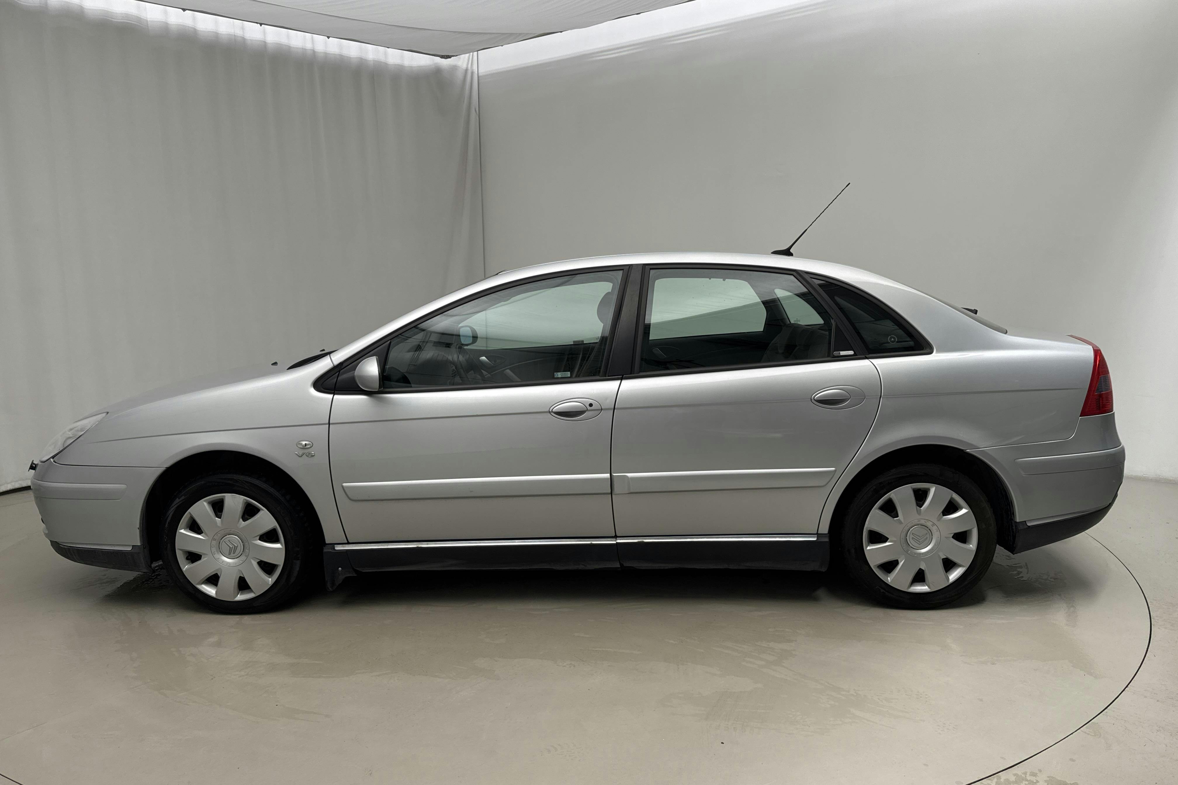 Presentationsfoto 2 av 12: Citroën C5 II 3.0 V6 5dr (210hk) - 18 465 mil - Automat - silver - 2006