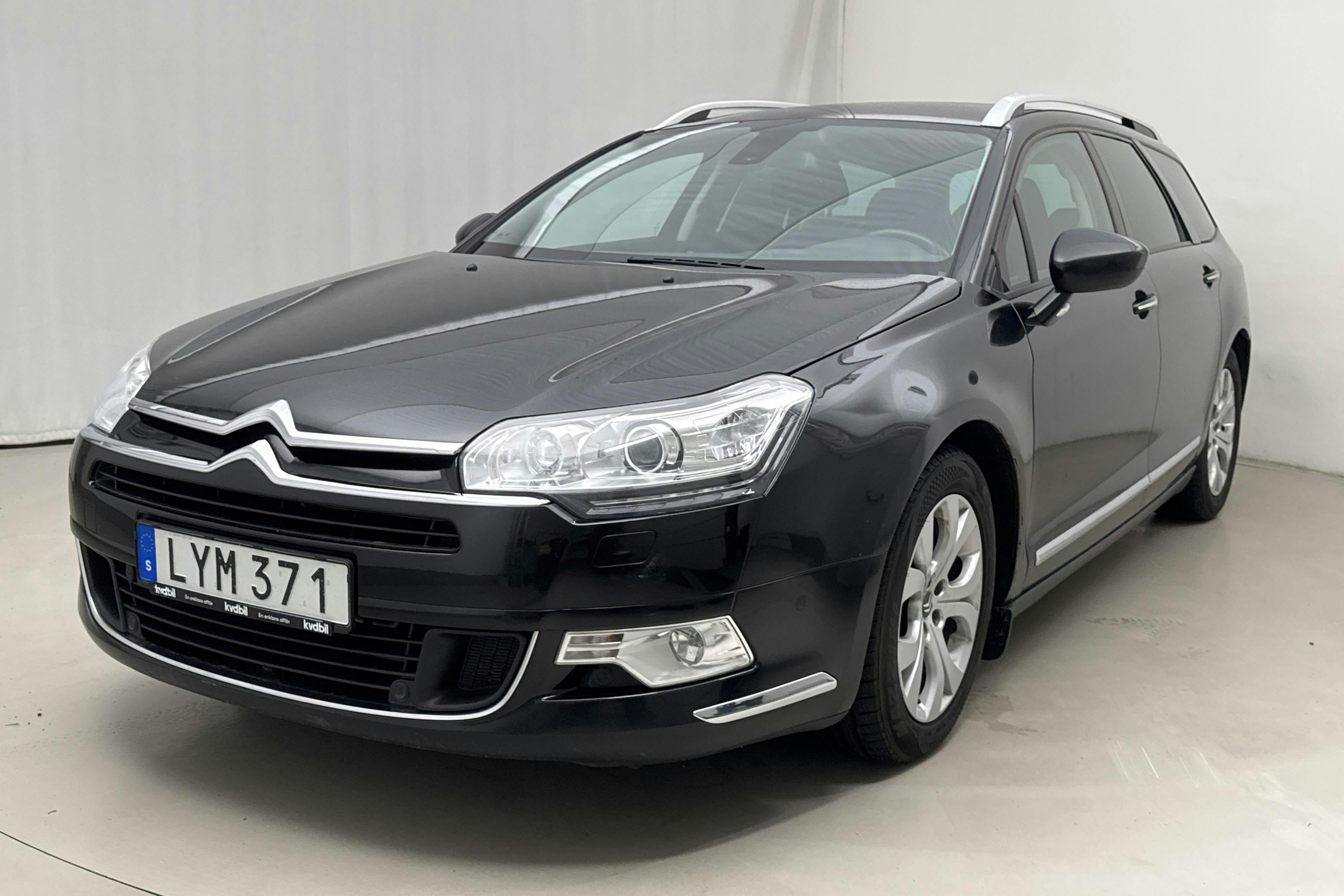 Presentationsfoto 1 av 11: Citroën C5 III 2.0 BlueHDi Tourer (180hk) - 19 881 mil - Automat - svart - 2017