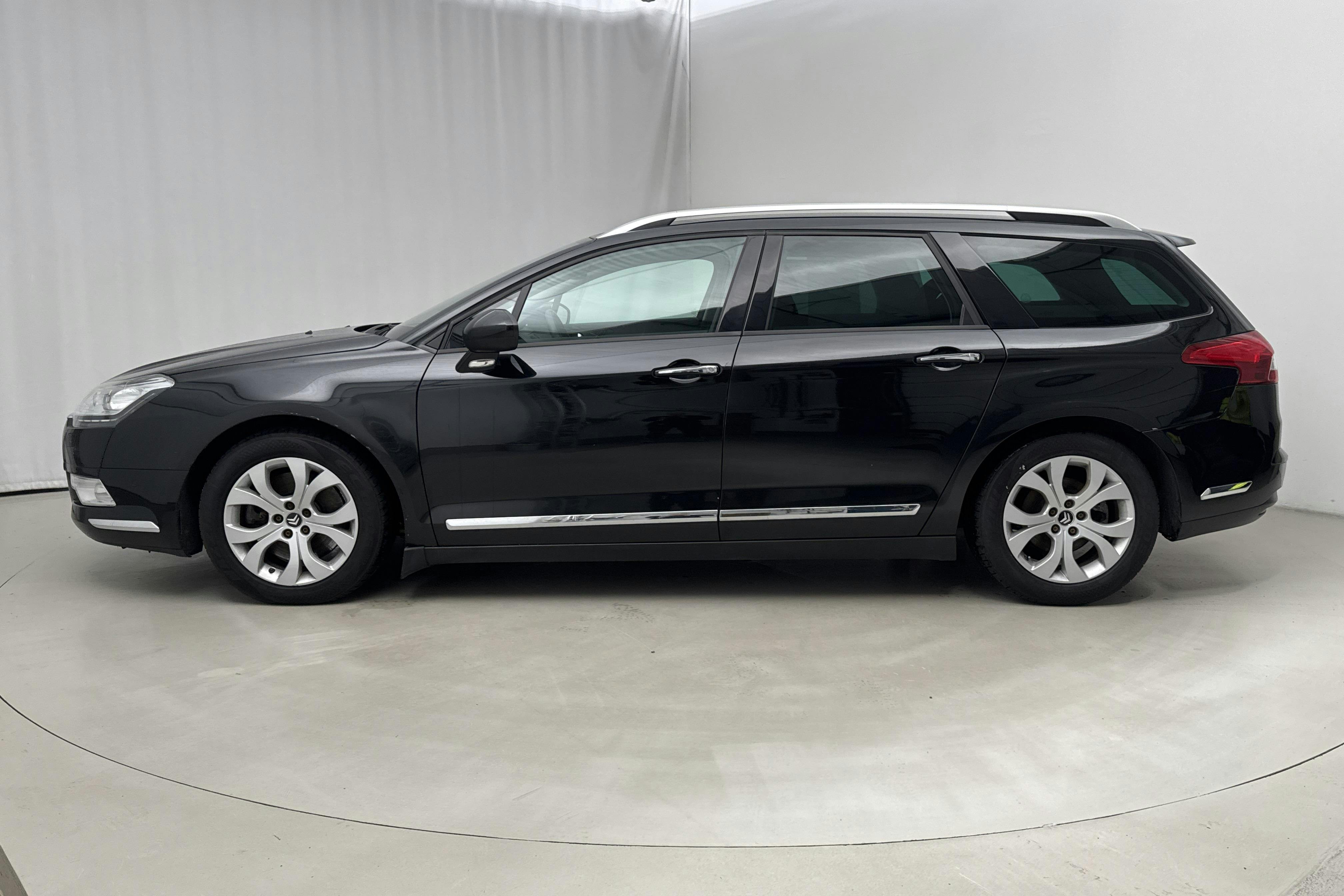 Presentationsfoto 2 av 11: Citroën C5 III 2.0 BlueHDi Tourer (180hk) - 19 881 mil - Automat - svart - 2017