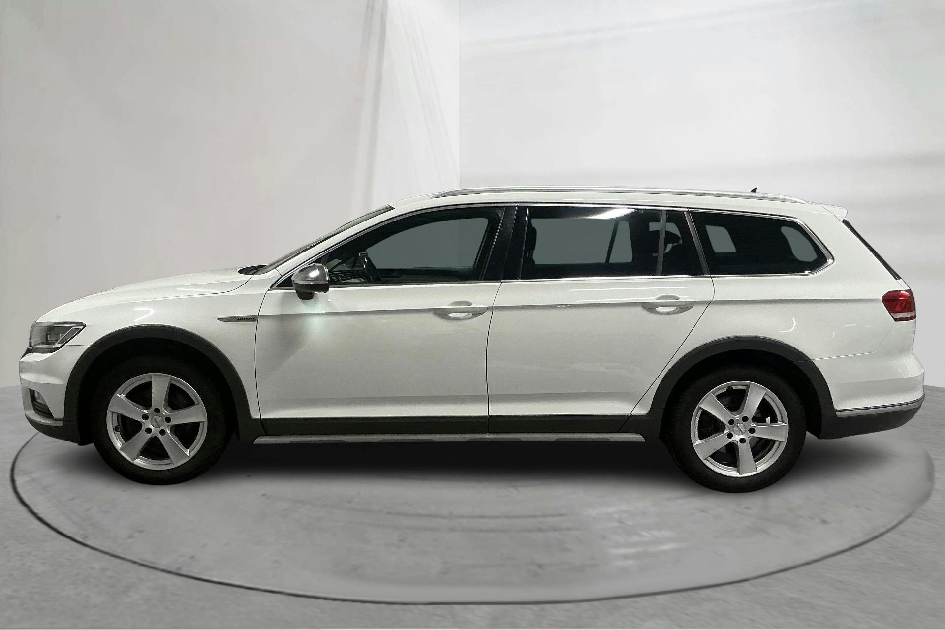 Presentationsfoto 2 av 16: VW Passat Alltrack 2.0 TDI 4MOTION (190hk) - 19 172 mil - Automat - vit - 2017