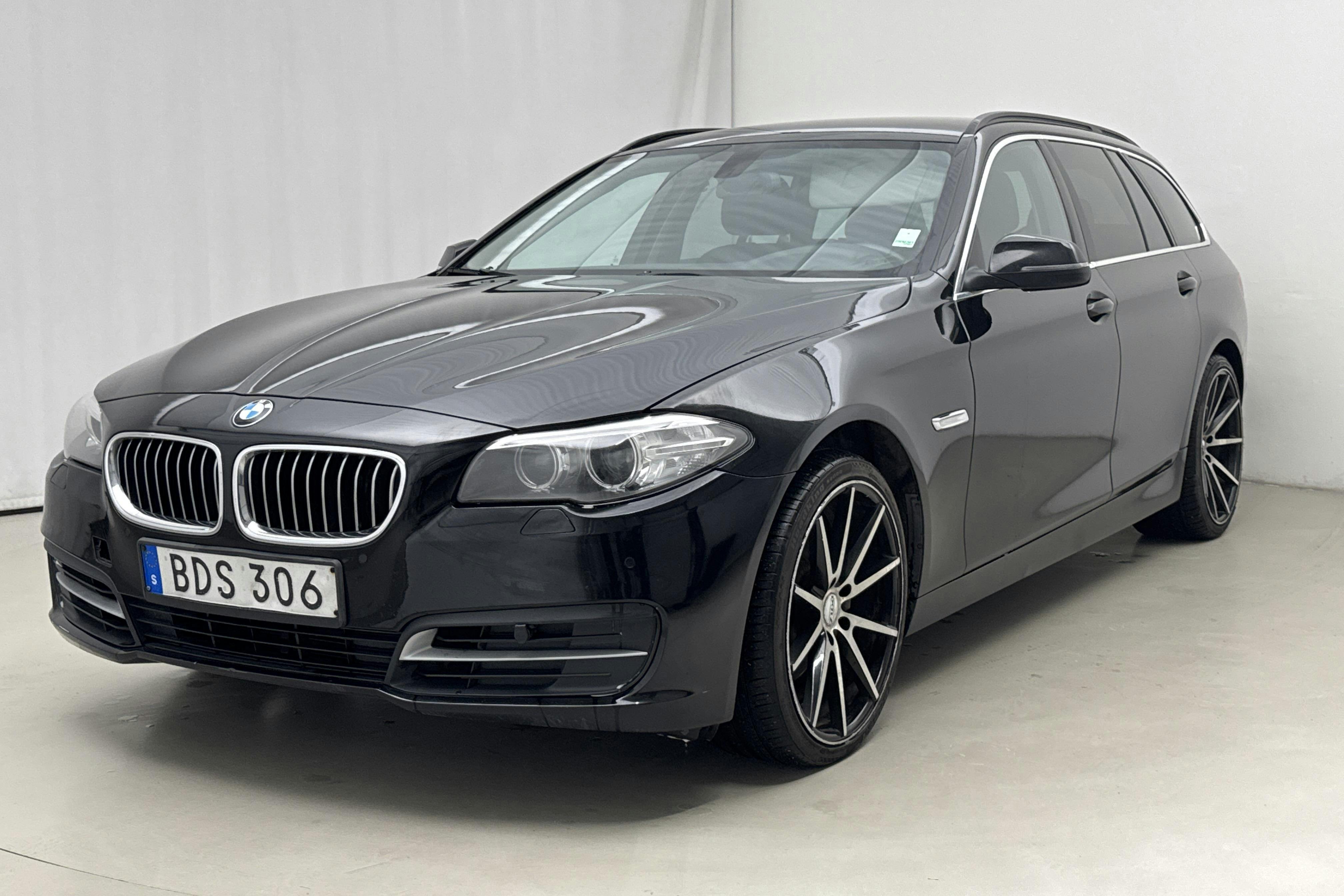 Presentationsfoto 1 av 12: BMW 520d xDrive Touring, F11 (184hk) - 20 360 mil - Automat - svart - 2014