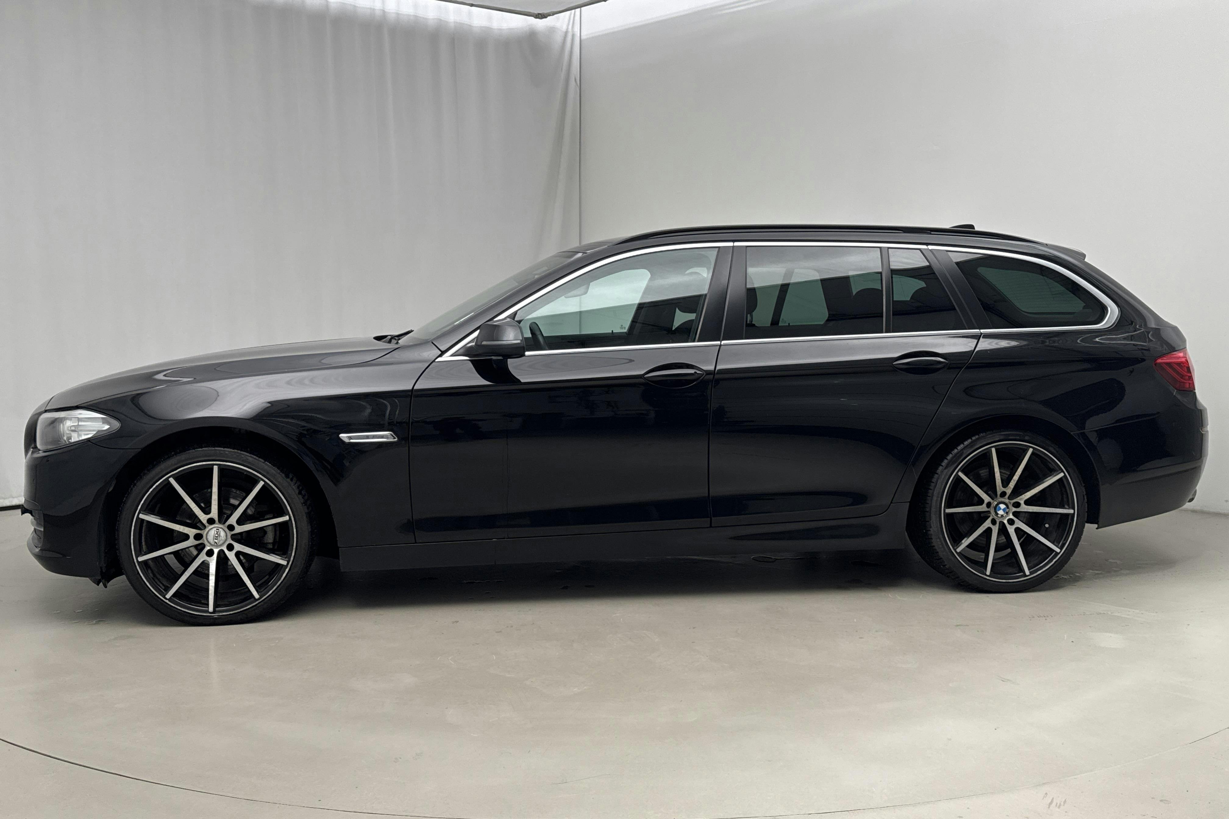 Presentationsfoto 2 av 12: BMW 520d xDrive Touring, F11 (184hk) - 20 360 mil - Automat - svart - 2014