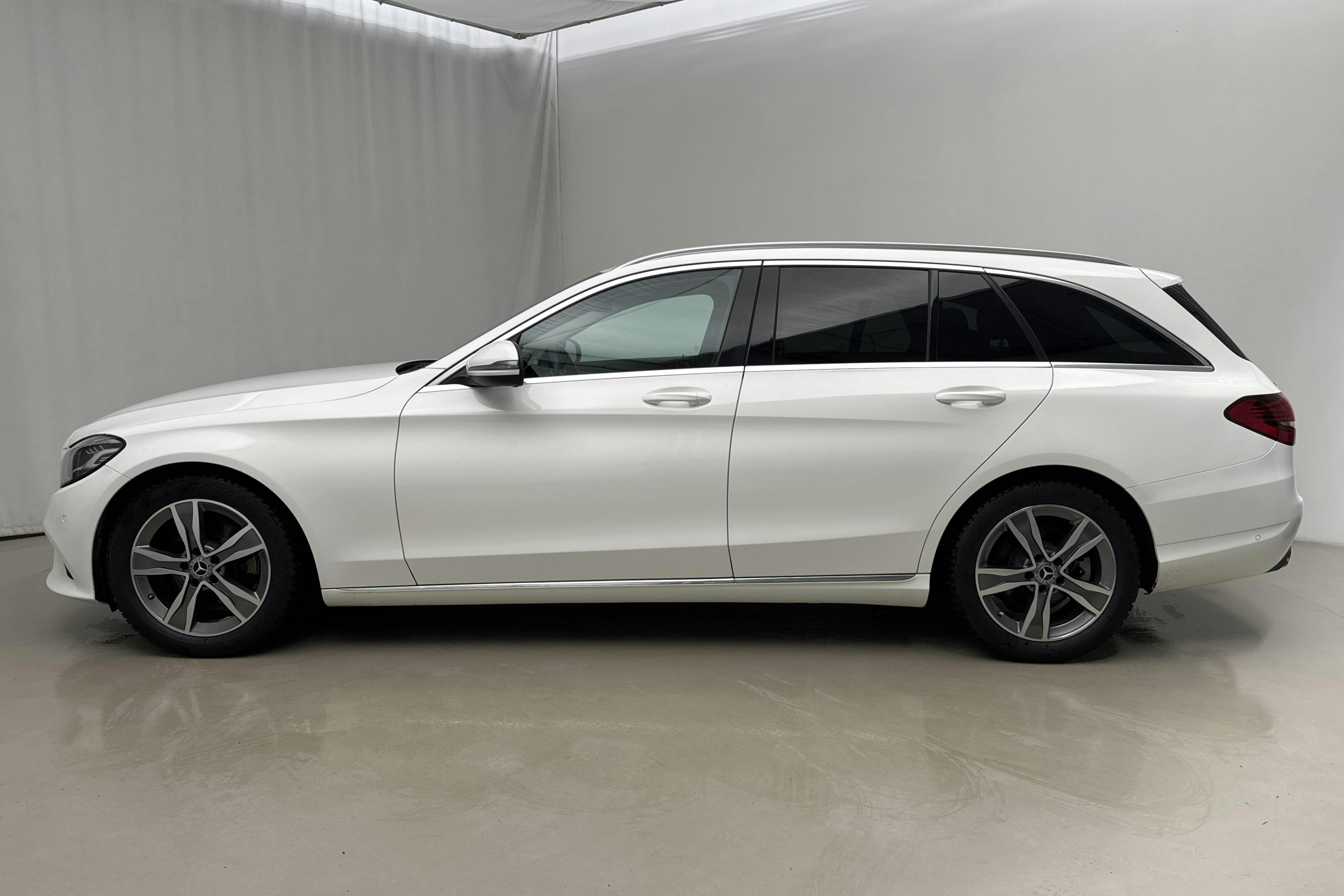 Presentationsfoto 2 av 17: Mercedes C 200 d Kombi S205 (150hk) - 13 679 mil - Automat - vit - 2019