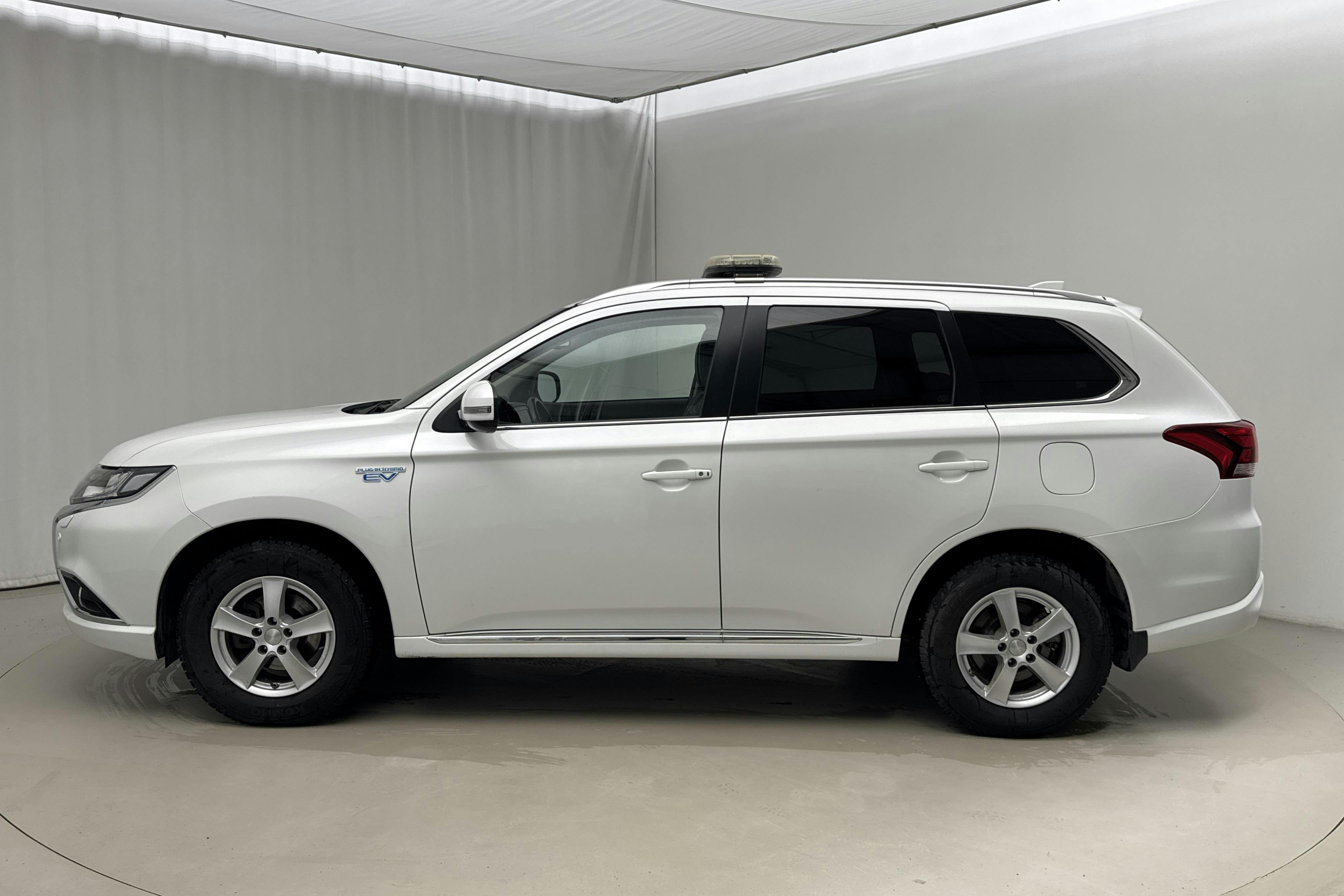 Presentation photo 2 of 18: Mitsubishi Outlander 2.0 Plug-in Hybrid 4WD (121hk) - 78 030 km - Automatic - white - 2017