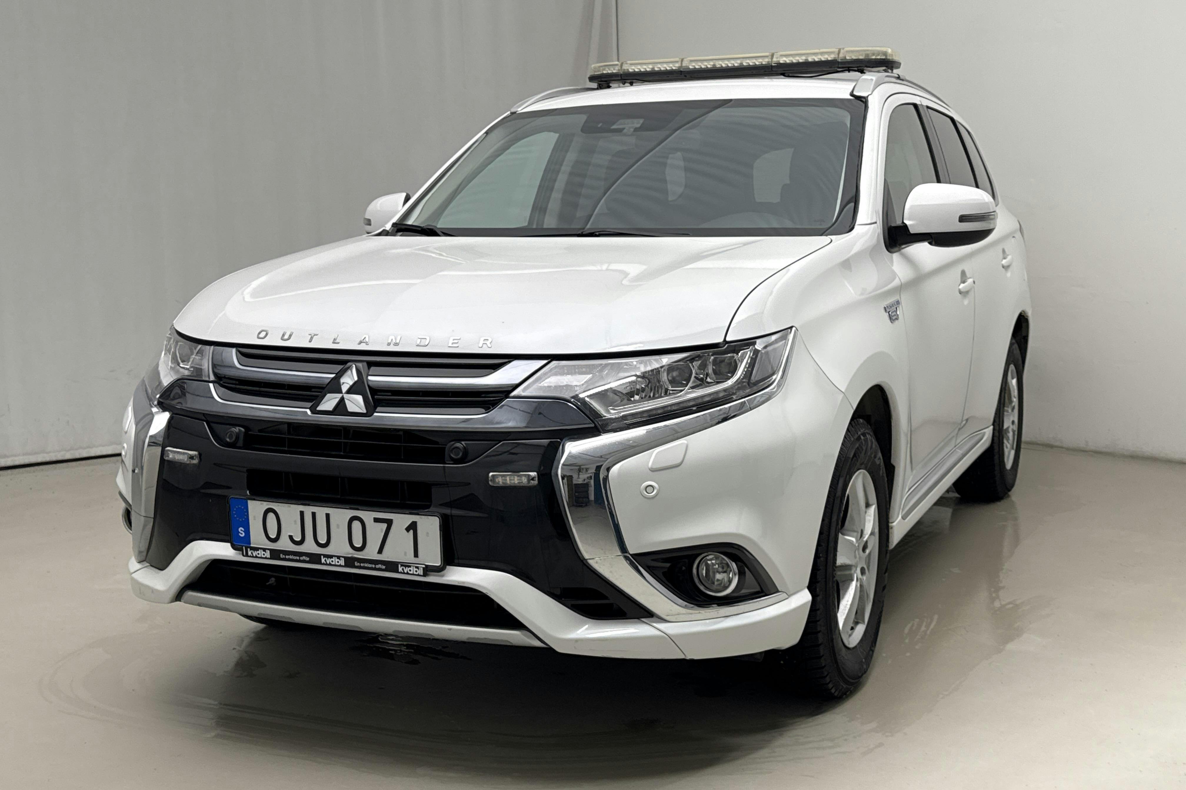 Presentation photo 1 of 18: Mitsubishi Outlander 2.0 Plug-in Hybrid 4WD (121hk) - 78 030 km - Automatic - white - 2017