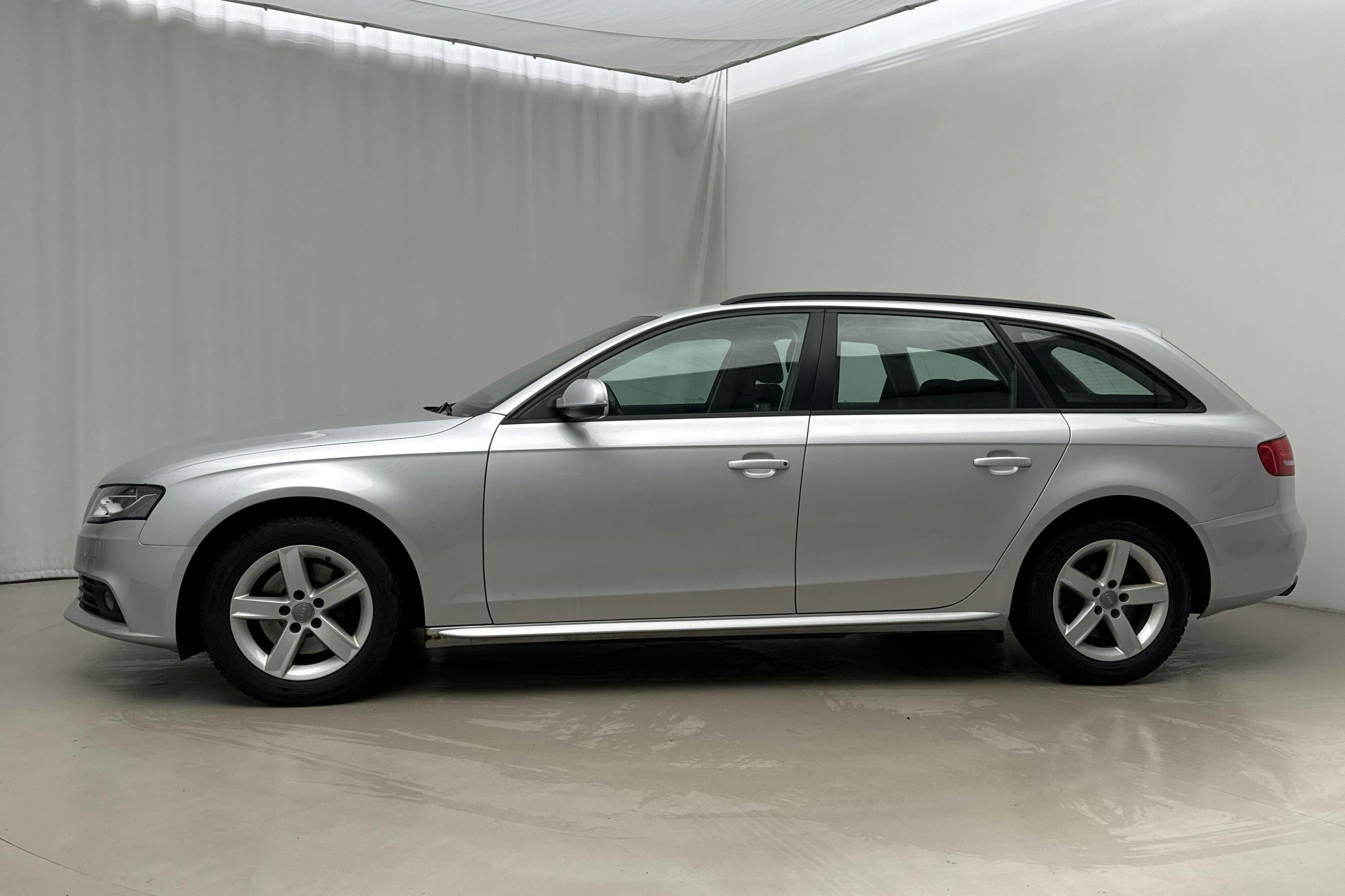 Presentationsfoto 2 av 17: Audi A4 2.0 TFSI E85 Avant quattro (180hk) - 11 186 mil - Manuell - silver - 2011