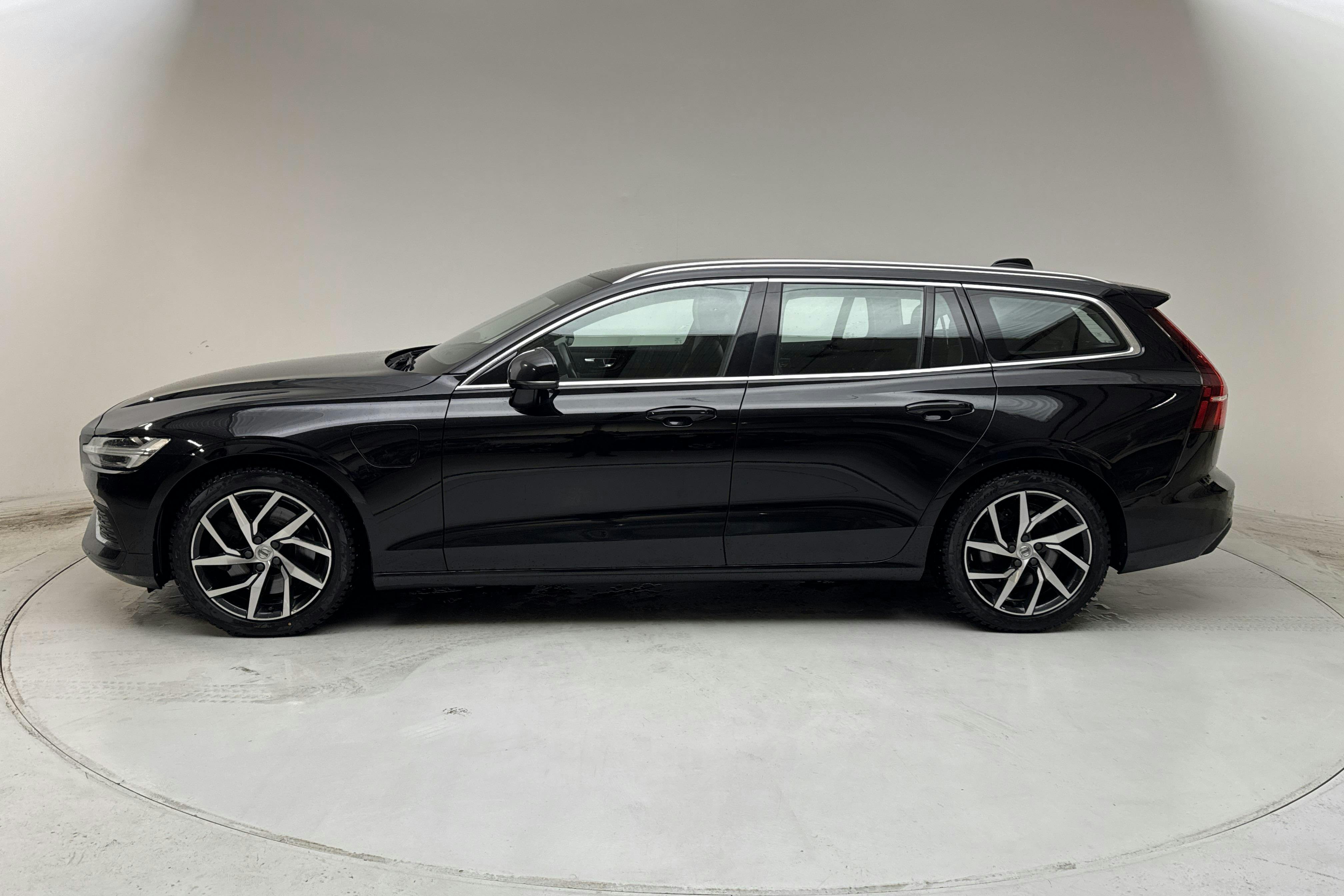 Presentationsfoto 2 av 15: Volvo V60 T6 AWD Twin Engine (340hk) - 11 925 mil - Automat - svart - 2021