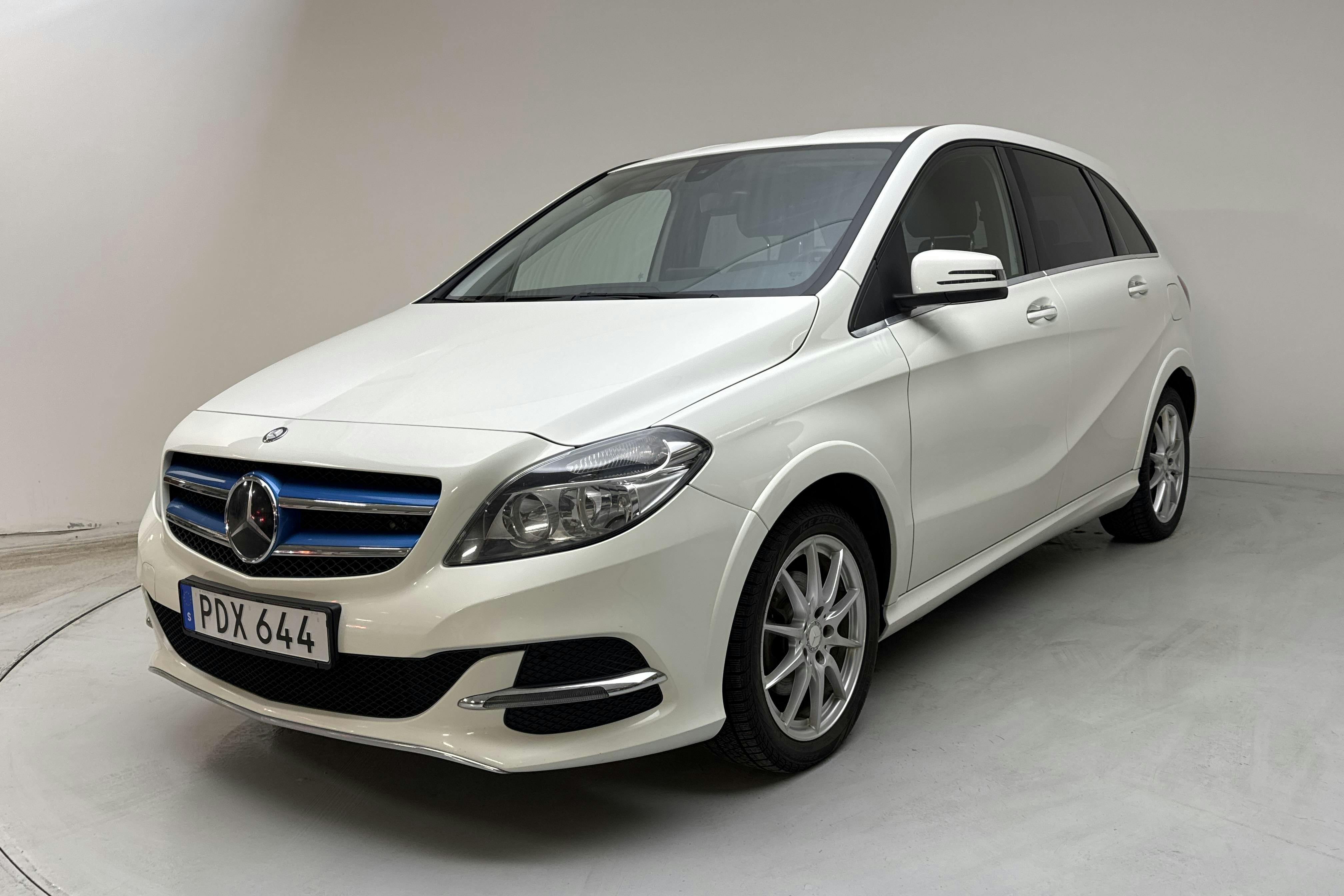 Presentationsfoto 1 av 17: Mercedes B 250 e (88hk) - 8 749 mil - Automat - vit - 2017