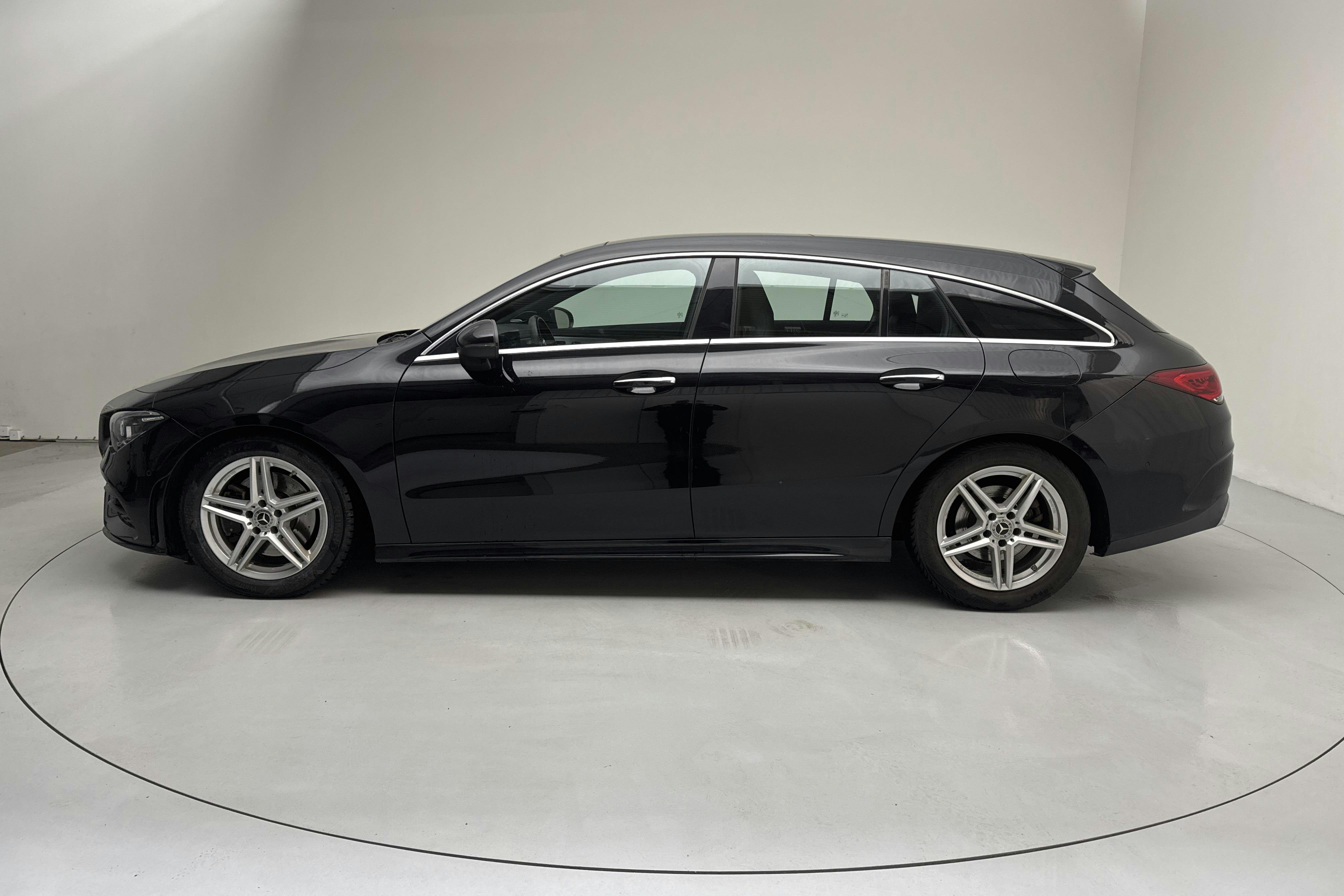 Presentationsfoto 2 av 18: Mercedes CLA 200 d Shooting Brake X118 (150hk) - 16 976 mil - Automat - svart - 2021