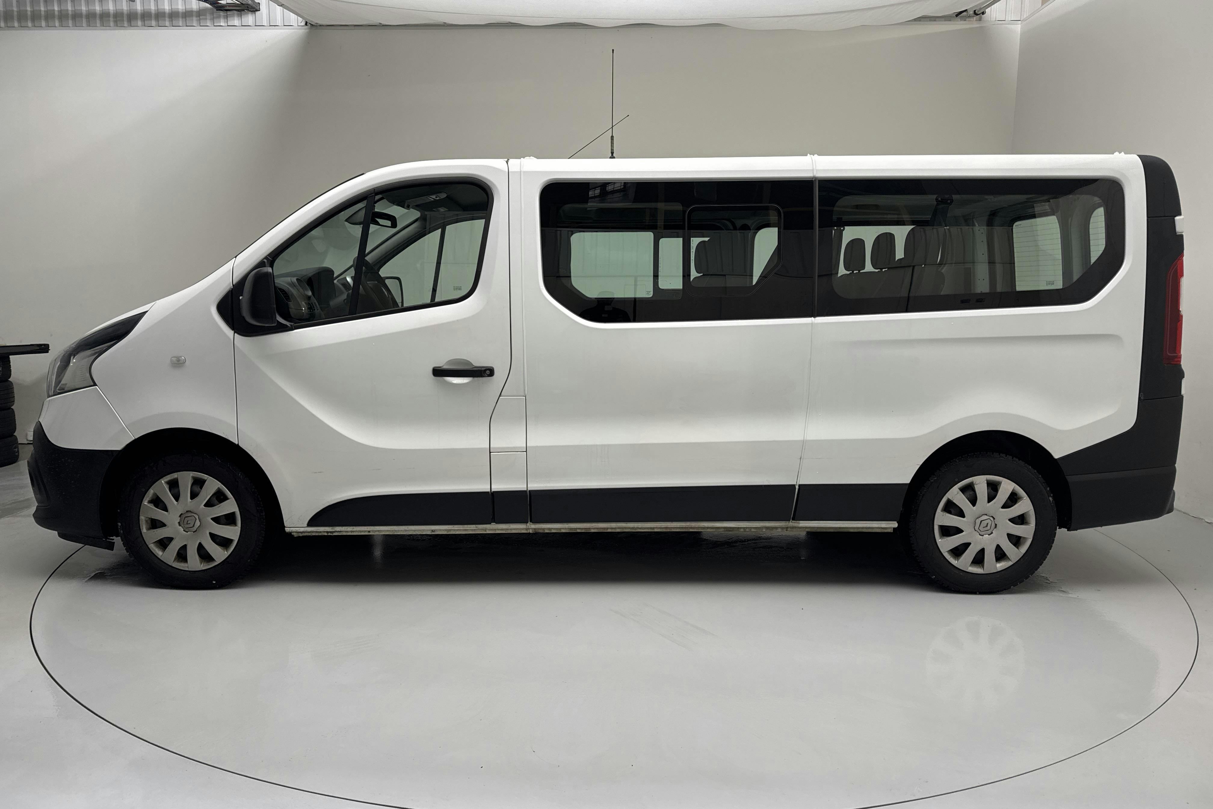 Präsentationsfoto 2 von 13: Renault Trafic 1.6 dCi Buss (120hk) - 276 840 Kilometer - Handbuch - Weiß - 2019