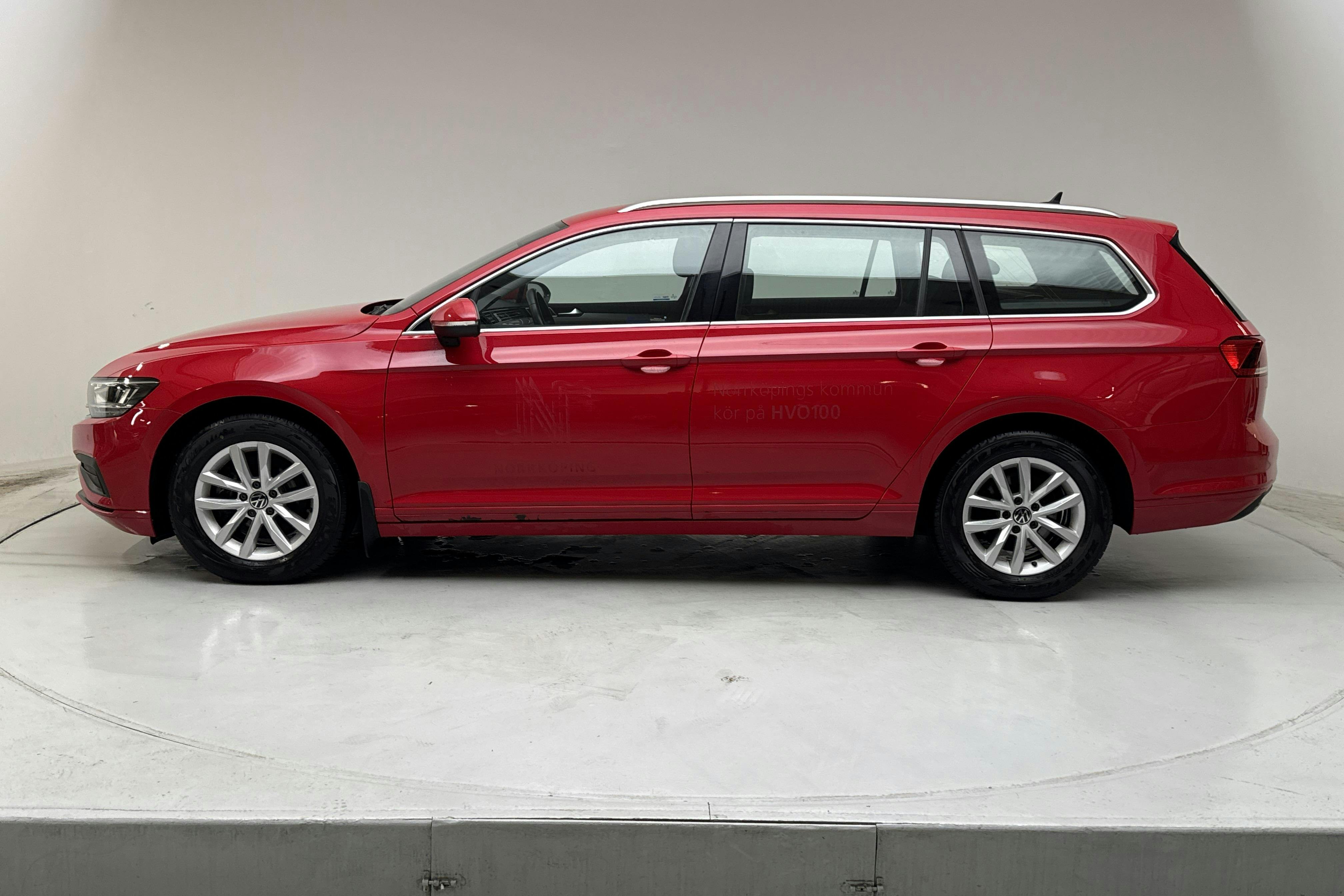 Presentationsfoto 2 av 14: VW Passat 2.0 TDI Sportscombi (150hk) - 2 249 mil - Automat - röd - 2022