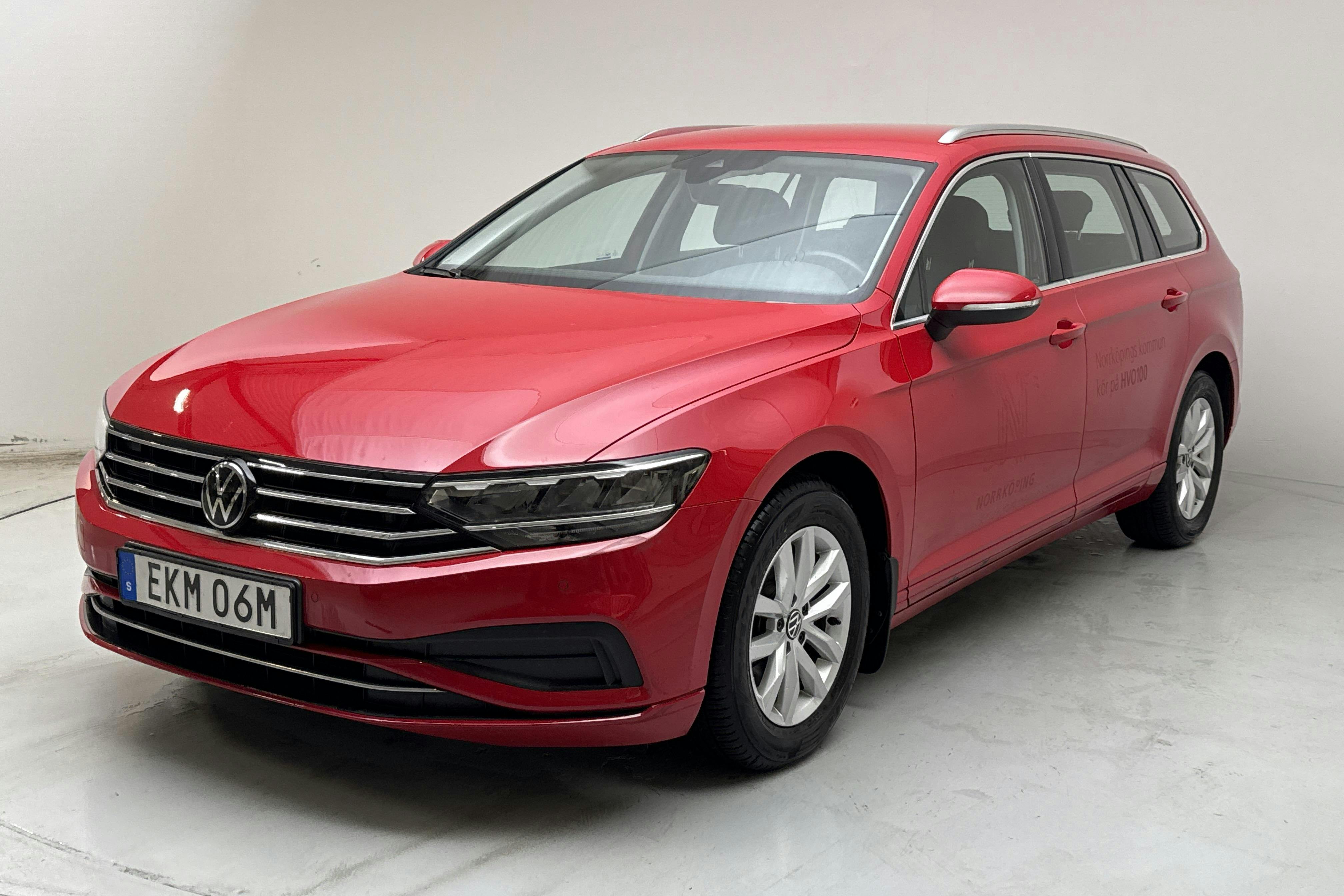 Presentationsfoto 1 av 14: VW Passat 2.0 TDI Sportscombi (150hk) - 2 249 mil - Automat - röd - 2022