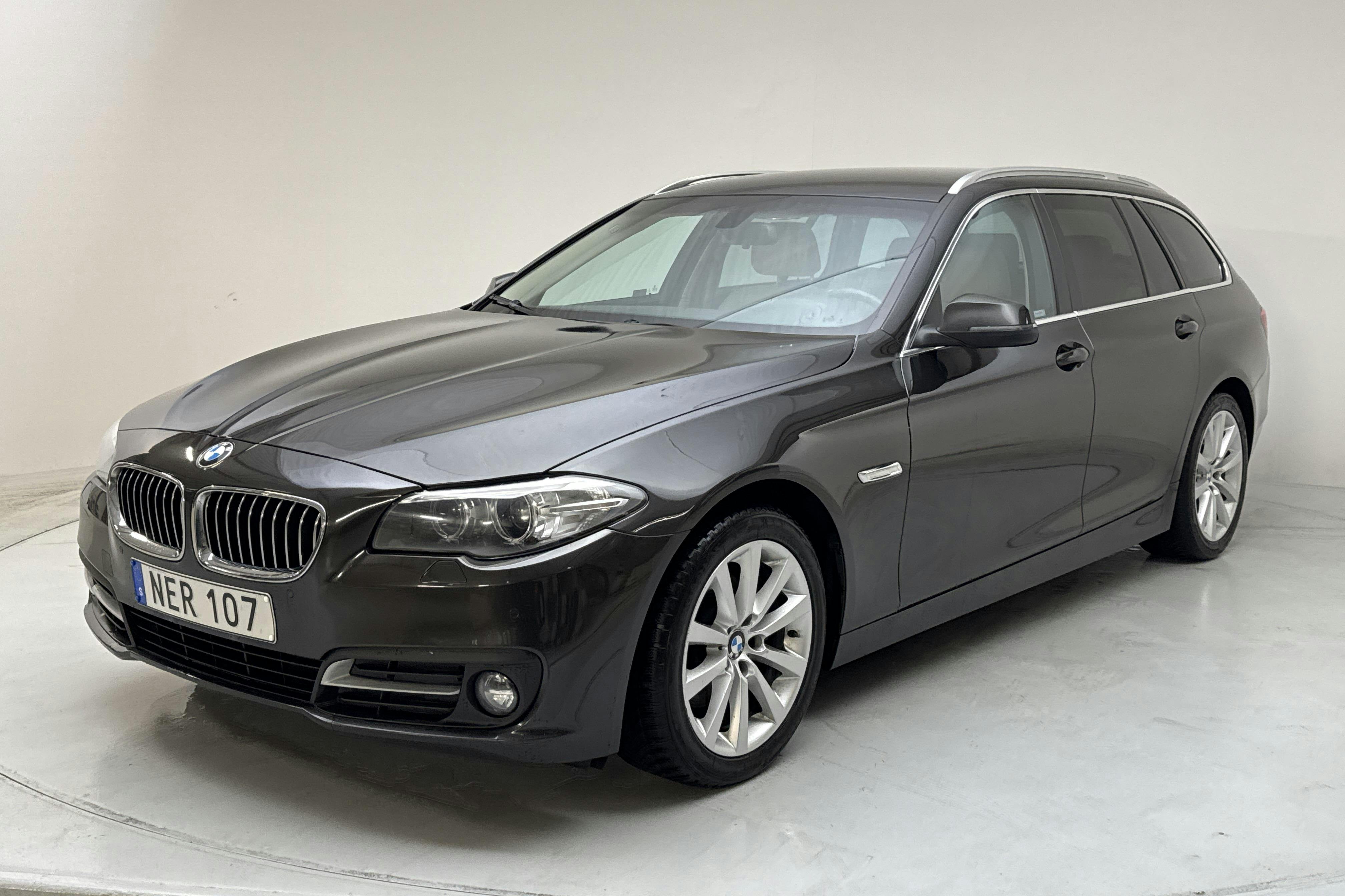 Presentationsfoto 1 av 13: BMW 520d xDrive Touring, F11 (190hk) - 17 433 mil - Automat - brun - 2016