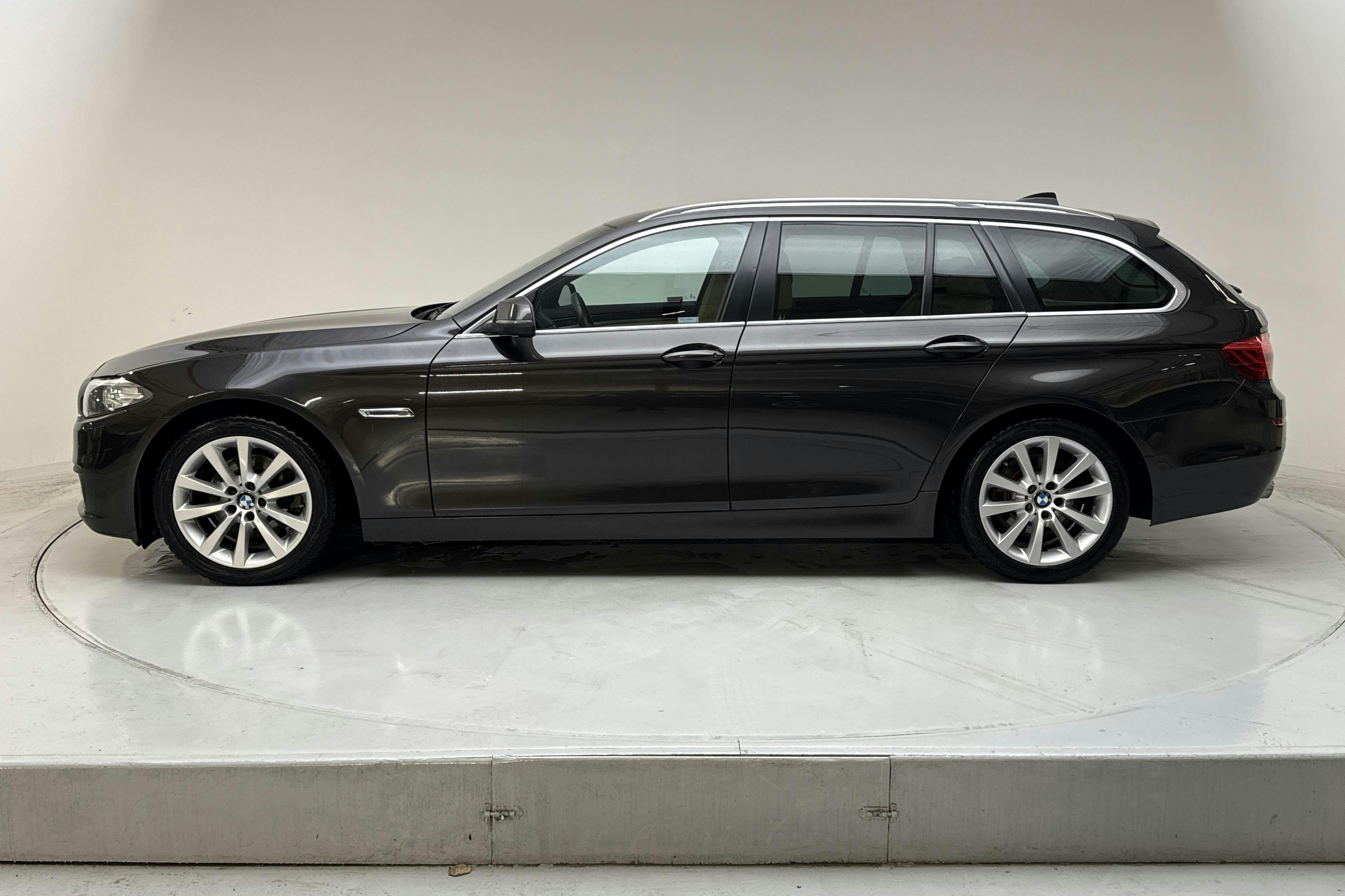 Presentationsfoto 2 av 13: BMW 520d xDrive Touring, F11 (190hk) - 17 433 mil - Automat - brun - 2016