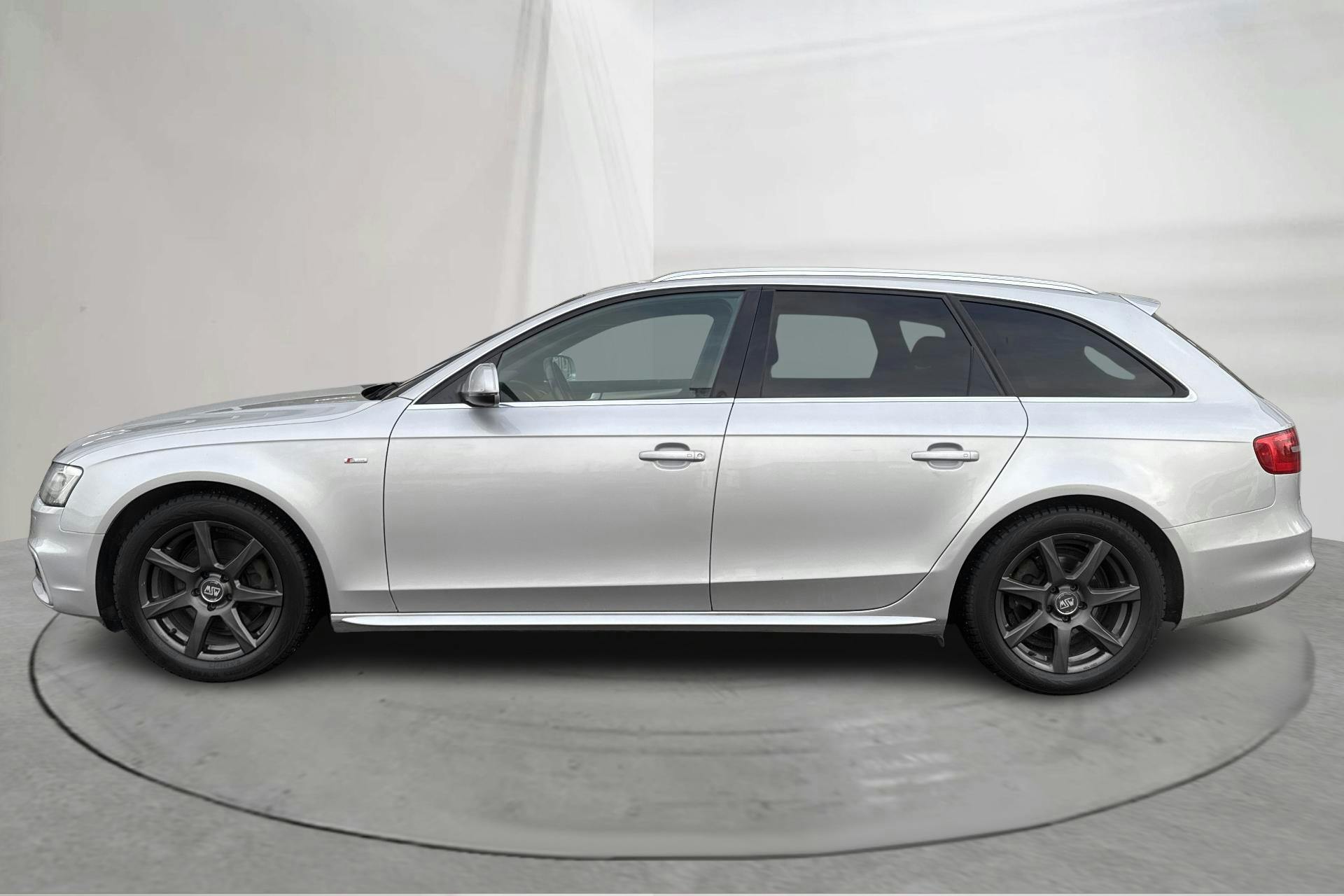 Presentationsfoto 2 av 14: Audi A4 2.0 TDI Avant quattro (177hk) - 17 574 mil - Automat - silver - 2014