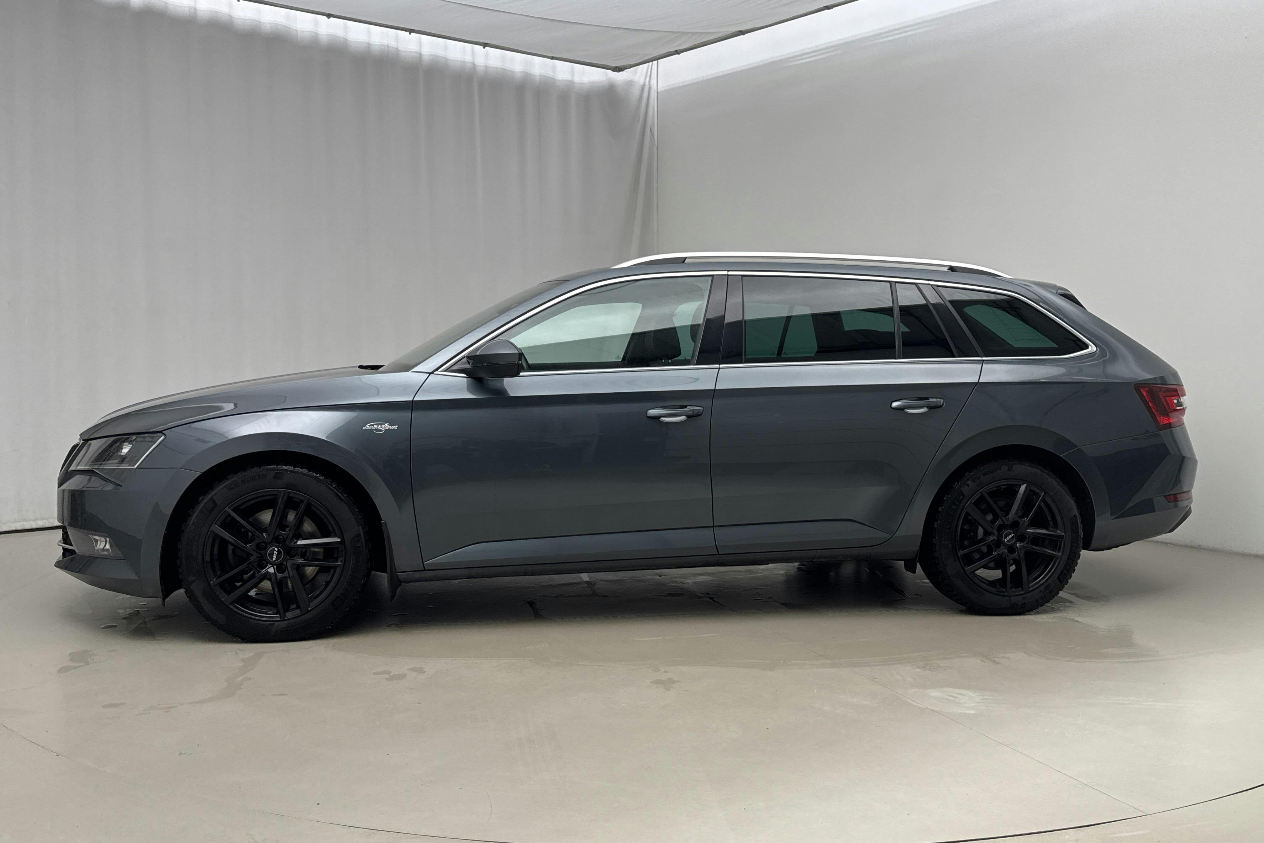 Presentationsfoto 2 av 24: Skoda Superb 2.0 TDI 4x4 Kombi (190hk) - 12 511 mil - Automat - Dark Grey - 2019