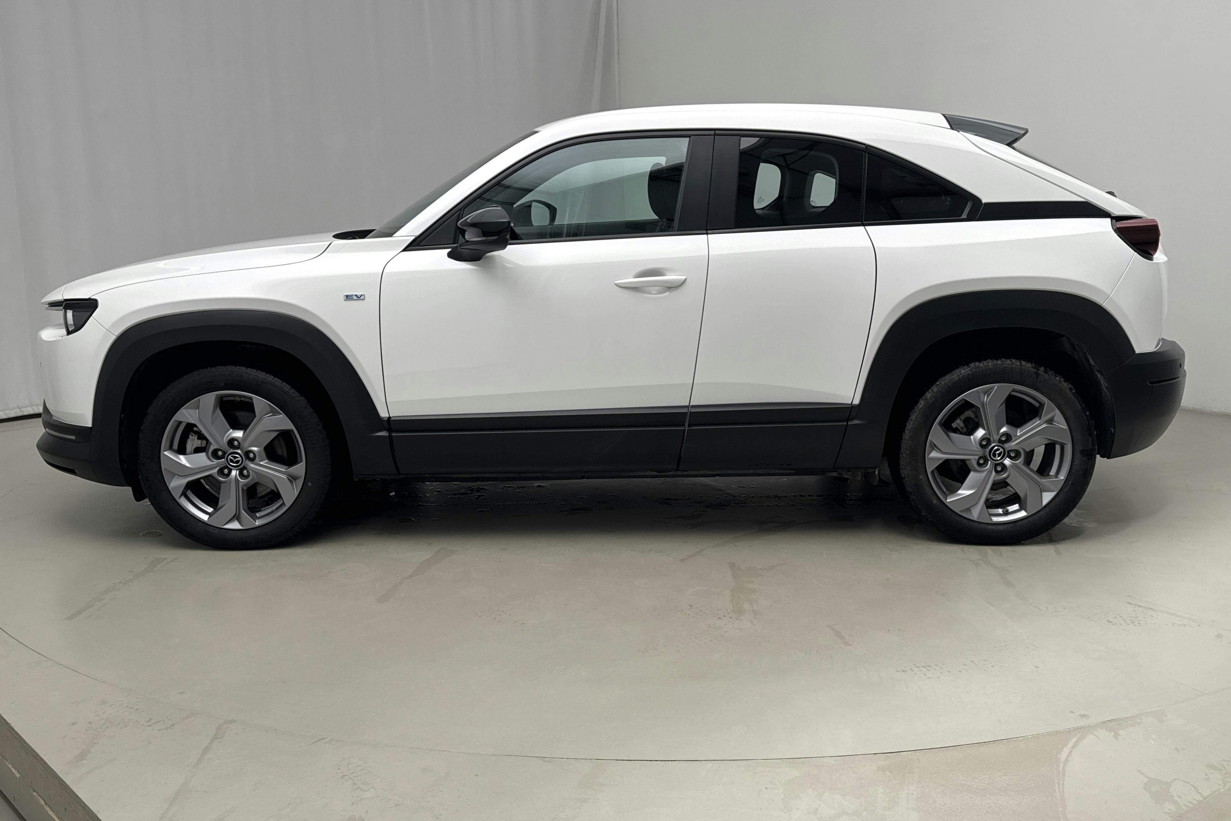 Presentationsfoto 2 av 17: Mazda MX-30 e-Skyactiv (145hk) - 3 911 mil - Automat - vit - 2022