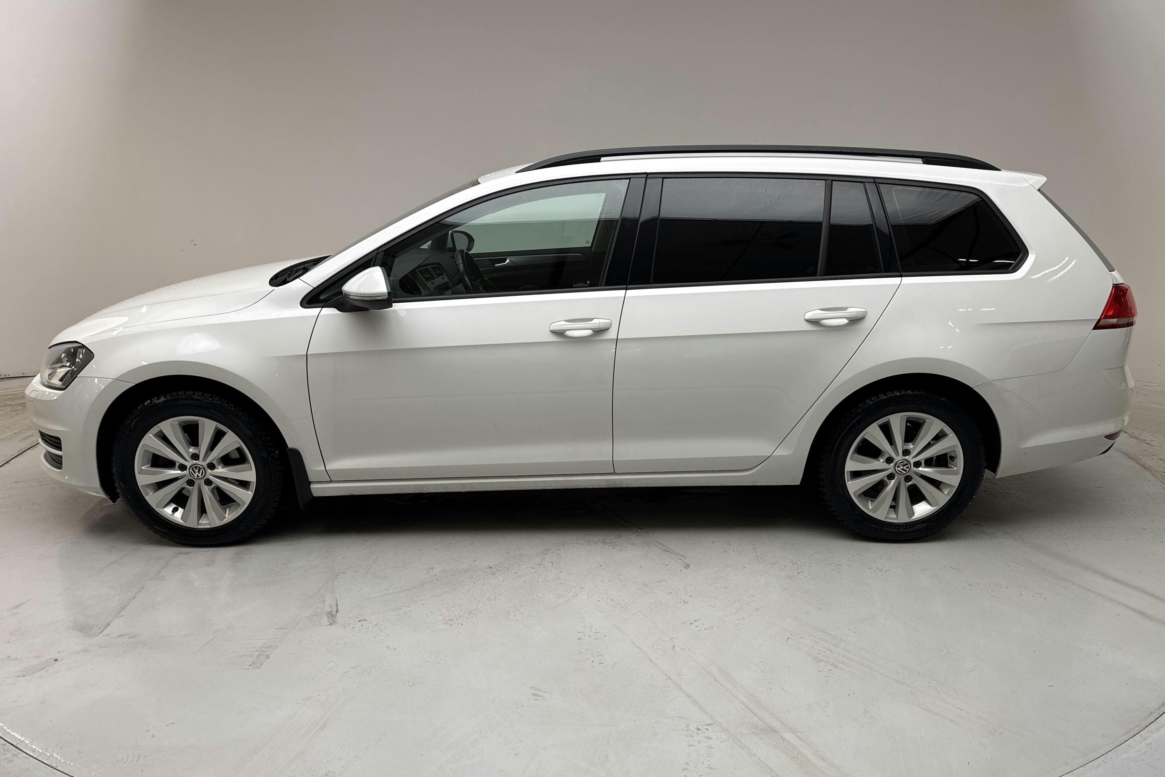 Presentationsfoto 2 av 16: VW Golf VII 1.2 TSI Sportscombi (110hk) - 10 429 mil - Automat - vit - 2017