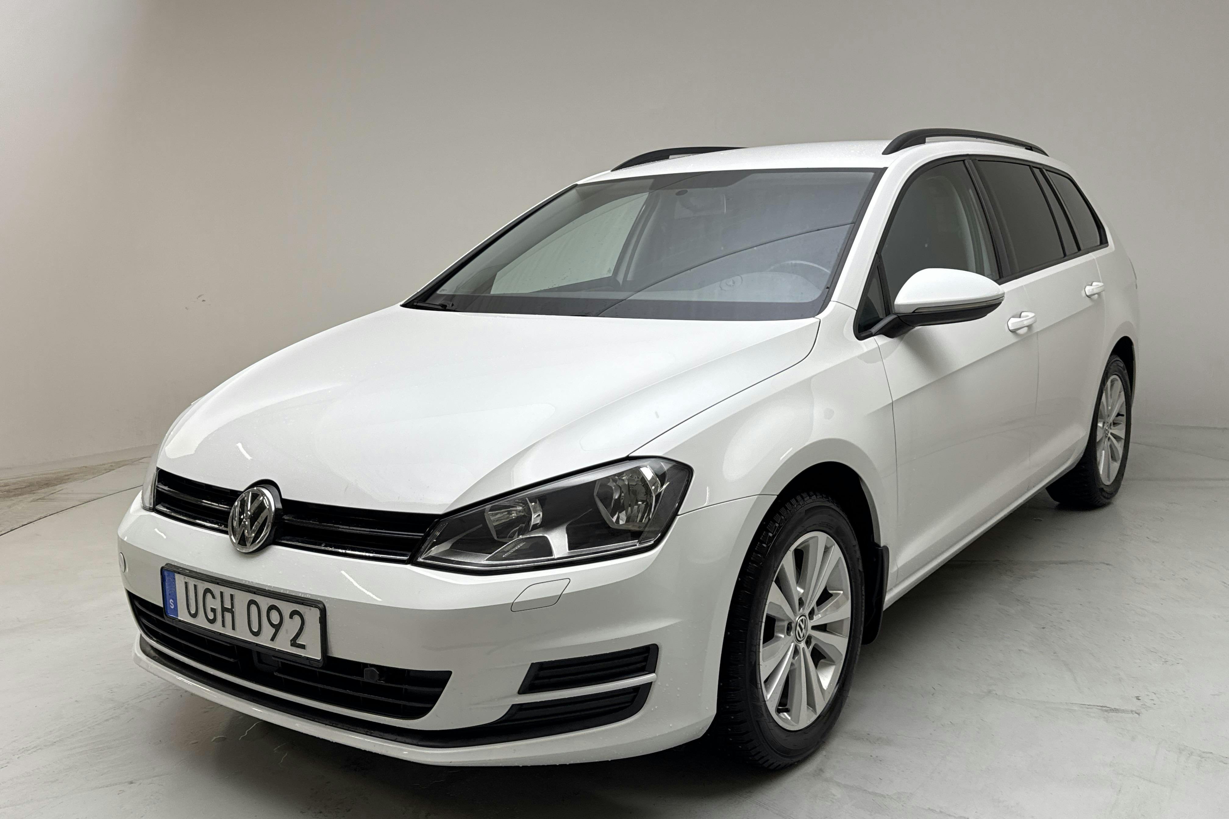 Presentationsfoto 1 av 16: VW Golf VII 1.2 TSI Sportscombi (110hk) - 10 429 mil - Automat - vit - 2017