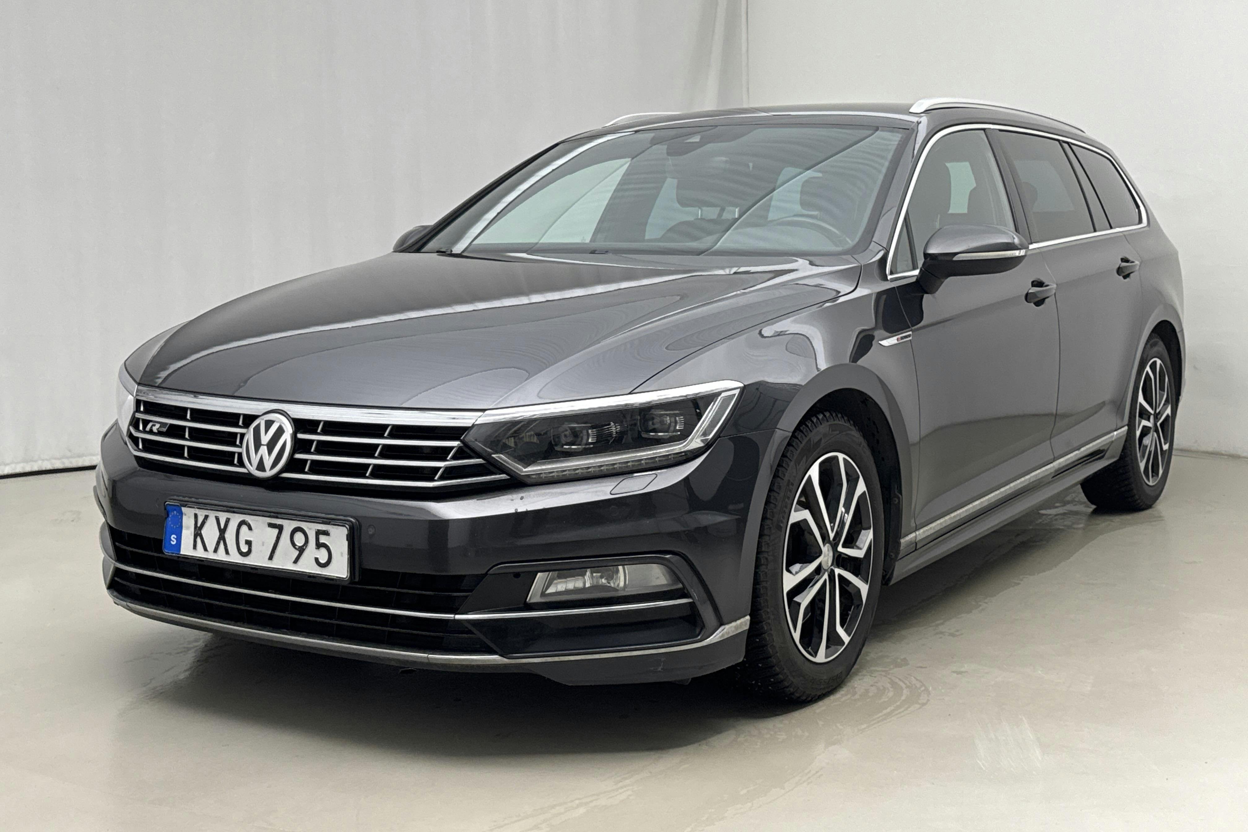 Presentationsfoto 1 av 22: VW Passat 2.0 TSI Sportscombi 4MOTION (280hk) - 18 579 mil - Automat - Dark Grey - 2018