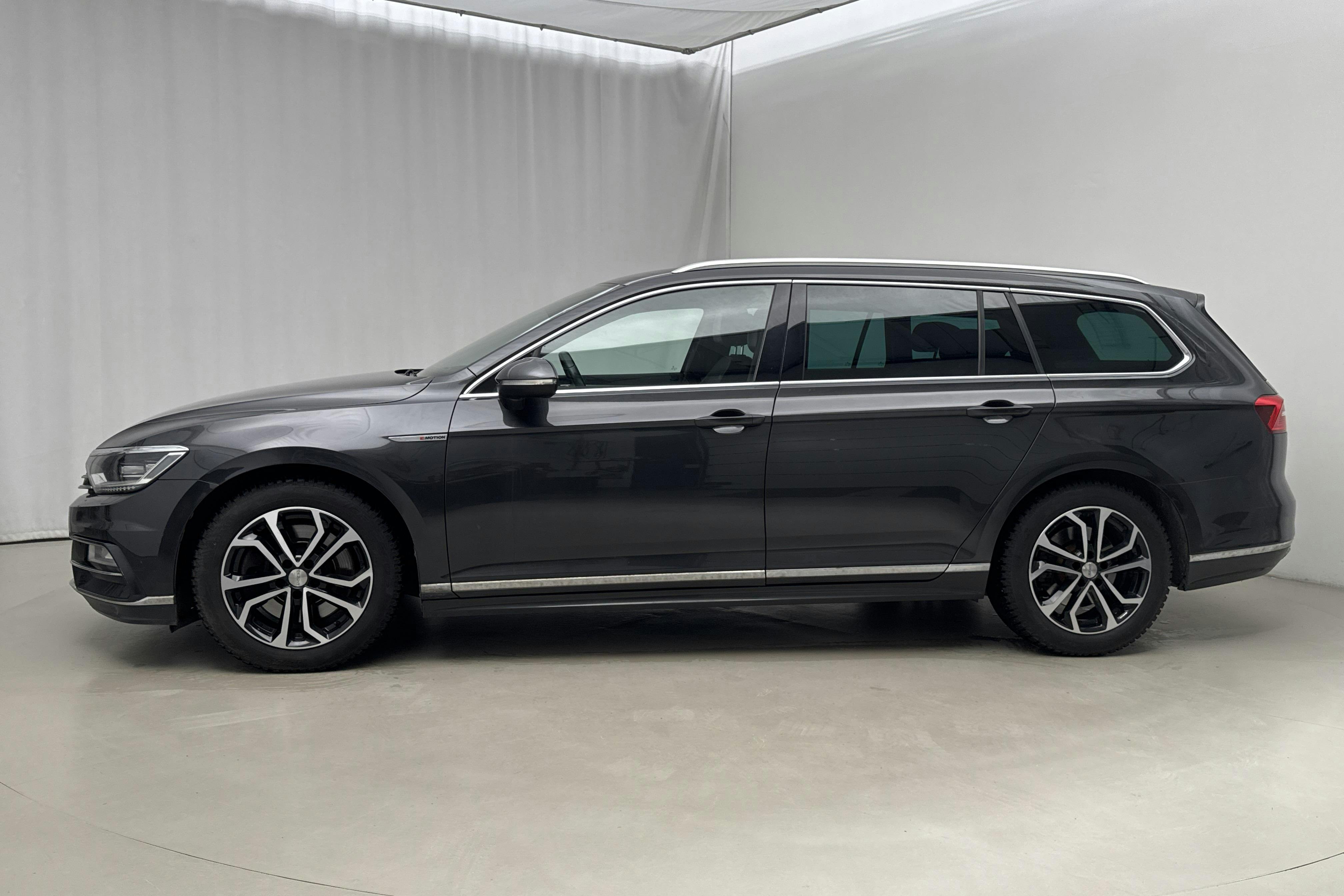 Presentationsfoto 2 av 22: VW Passat 2.0 TSI Sportscombi 4MOTION (280hk) - 18 579 mil - Automat - Dark Grey - 2018