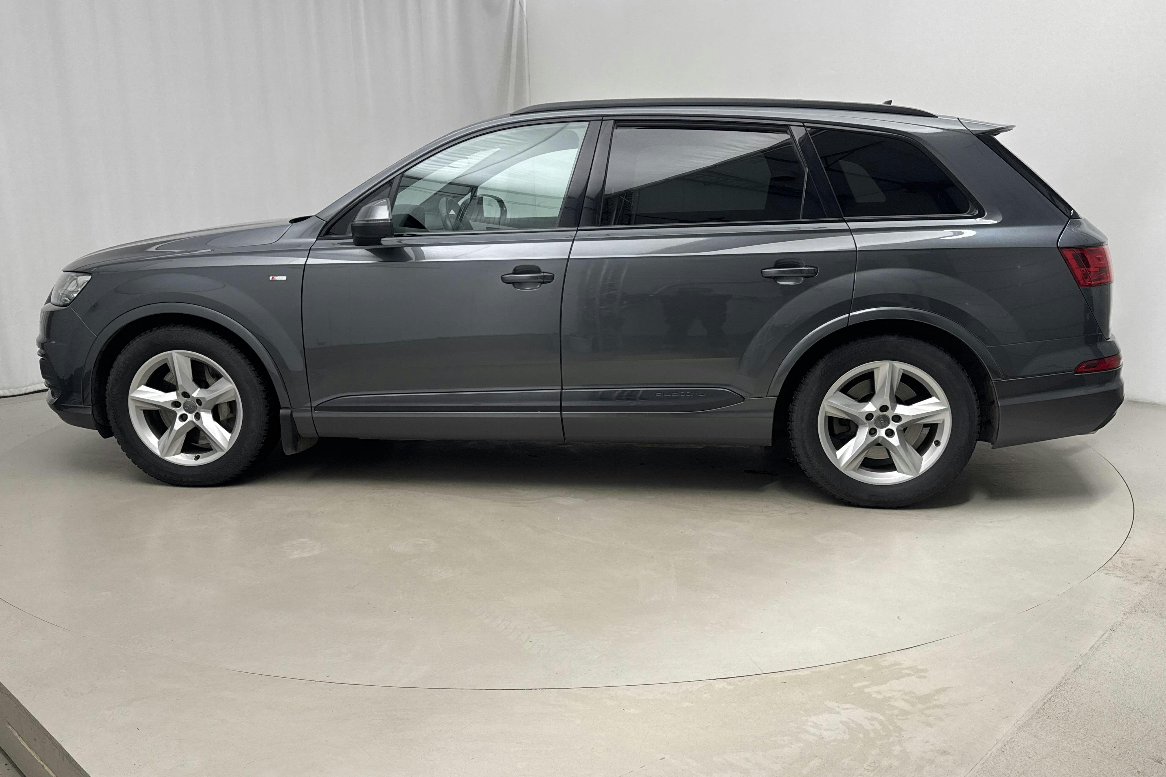 Presentationsfoto 2 av 17: Audi Q7 3.0 TDI quattro (272hk) - 14 593 mil - Automat - grå - 2018