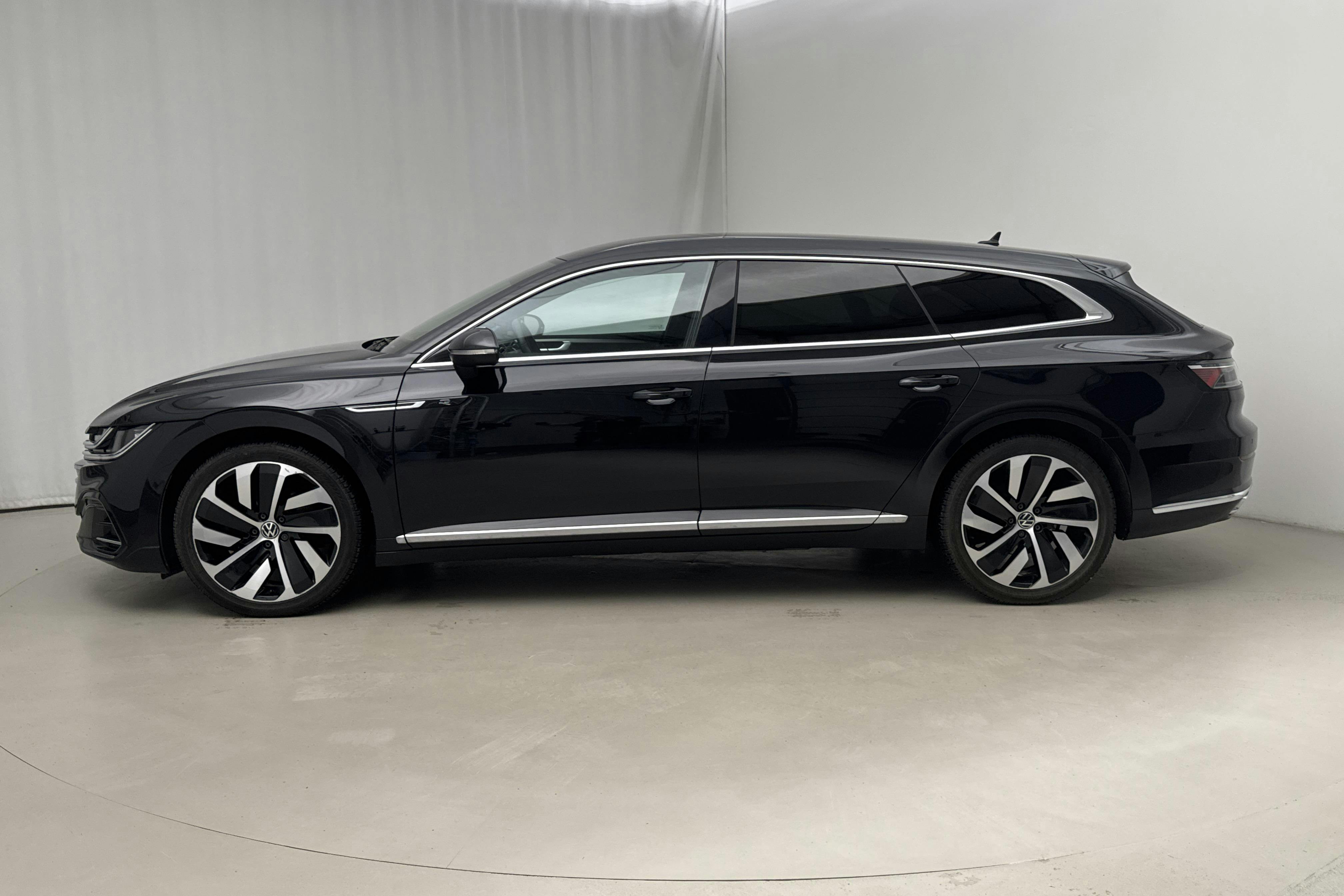 Presentationsfoto 2 av 19: VW Arteon Shooting Brake eHybrid 1.4 TSI (218hk) - 6 043 mil - Automat - svart - 2022