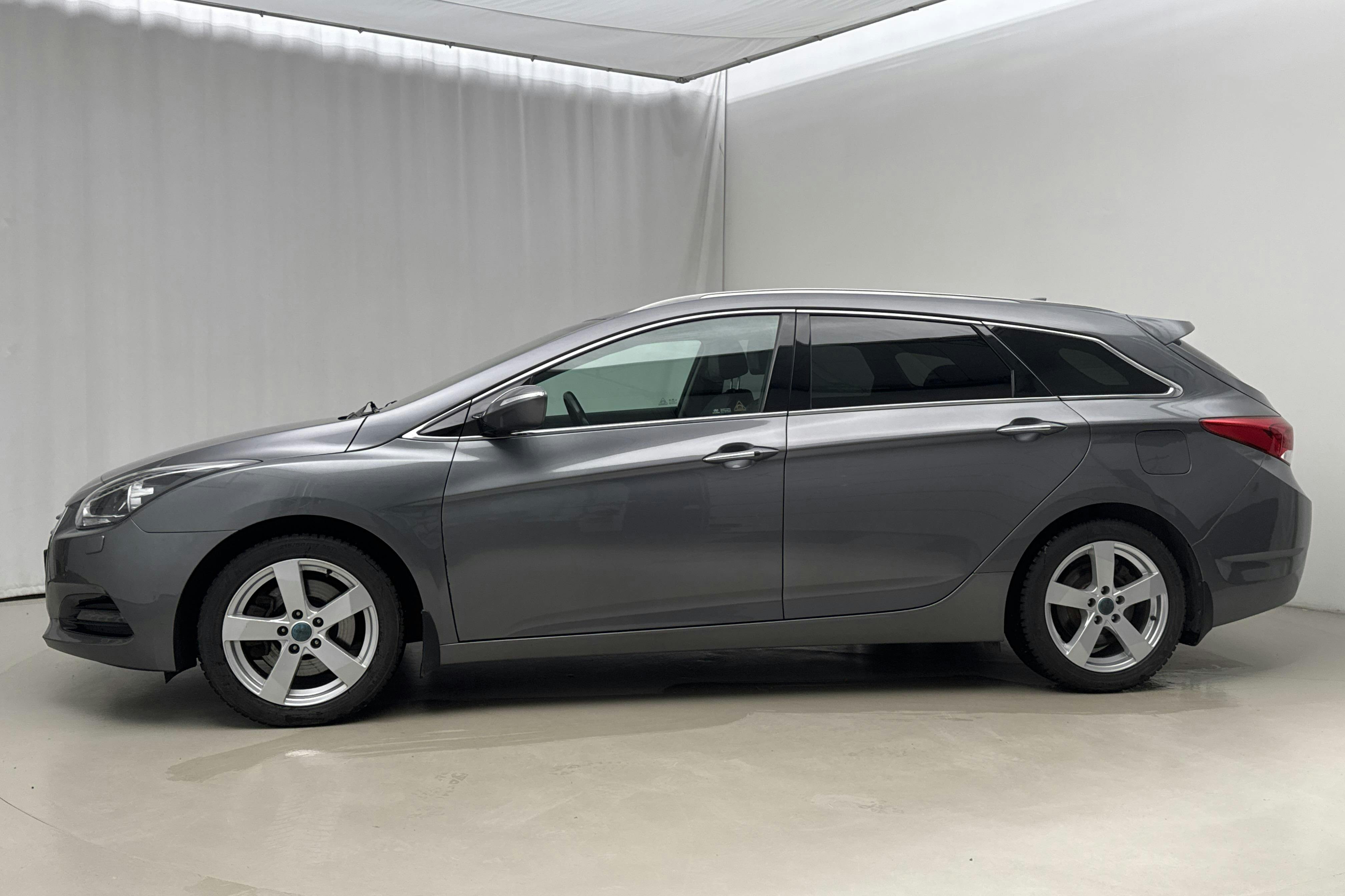 Presentationsfoto 2 av 20: Hyundai i40 1.7 D Kombi (141hk) - 13 179 mil - Automat - silver - 2016