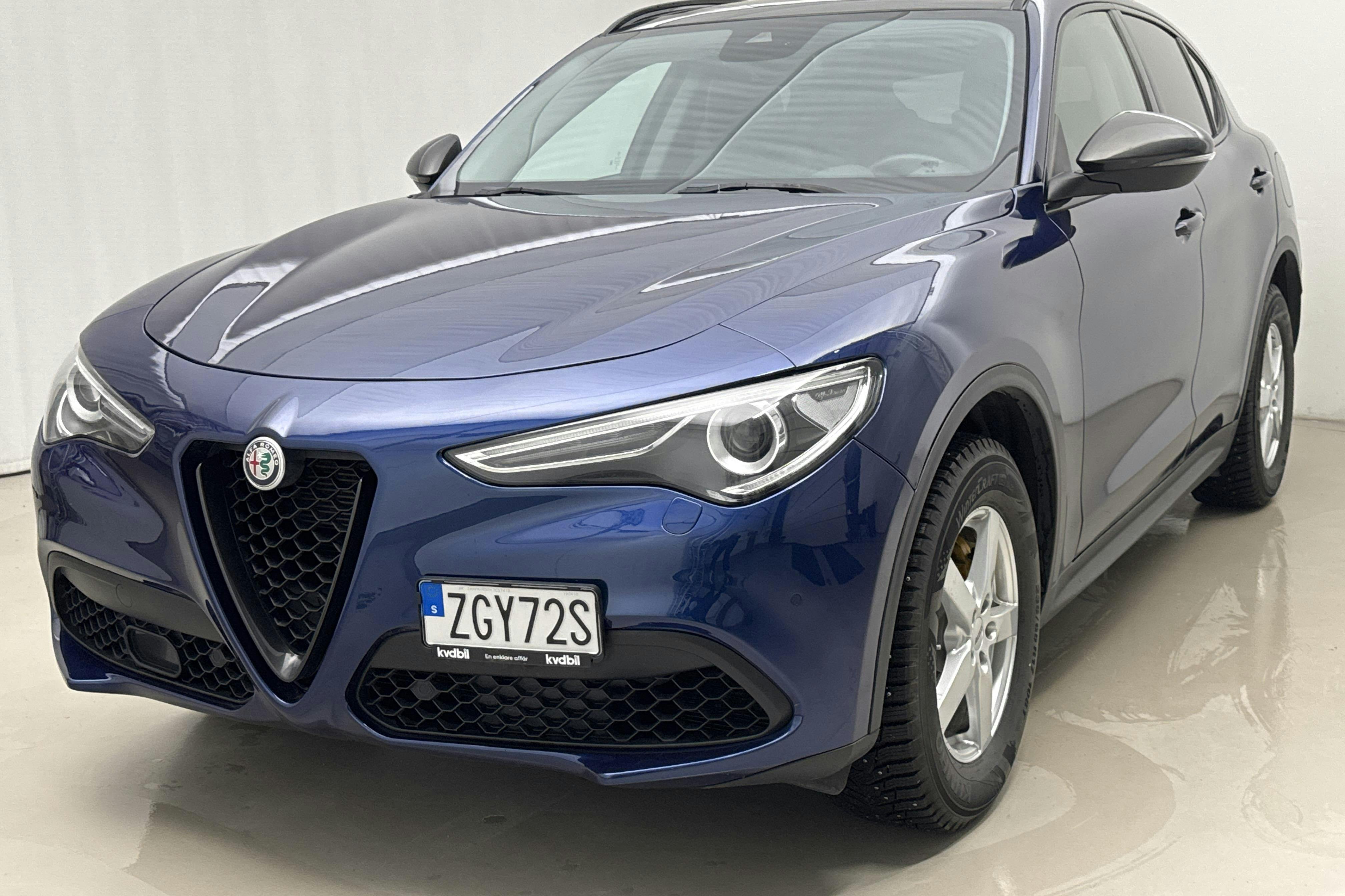 Presentationsfoto 1 av 19: Alfa Romeo Stelvio 2.0 AWD (280hk) - 14 156 mil - Automat - blå - 2019