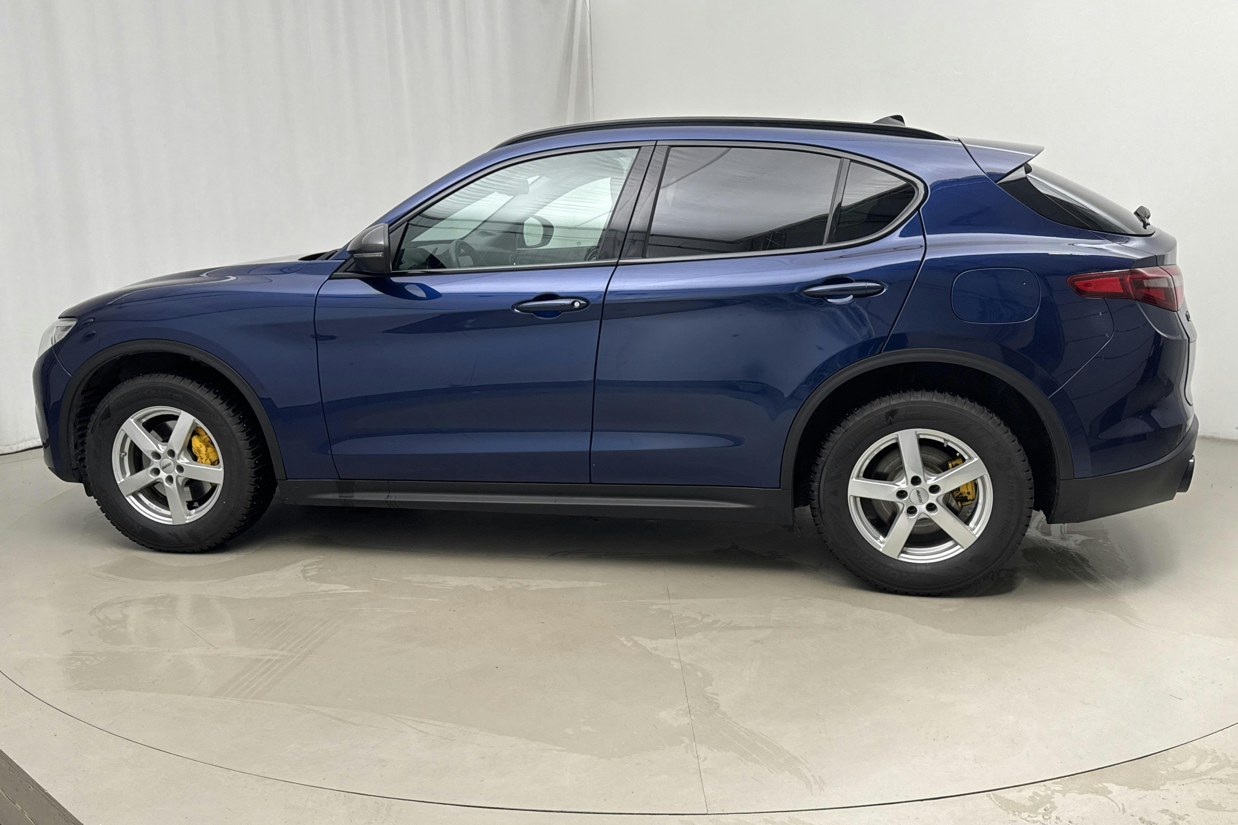 Presentationsfoto 2 av 19: Alfa Romeo Stelvio 2.0 AWD (280hk) - 14 156 mil - Automat - blå - 2019