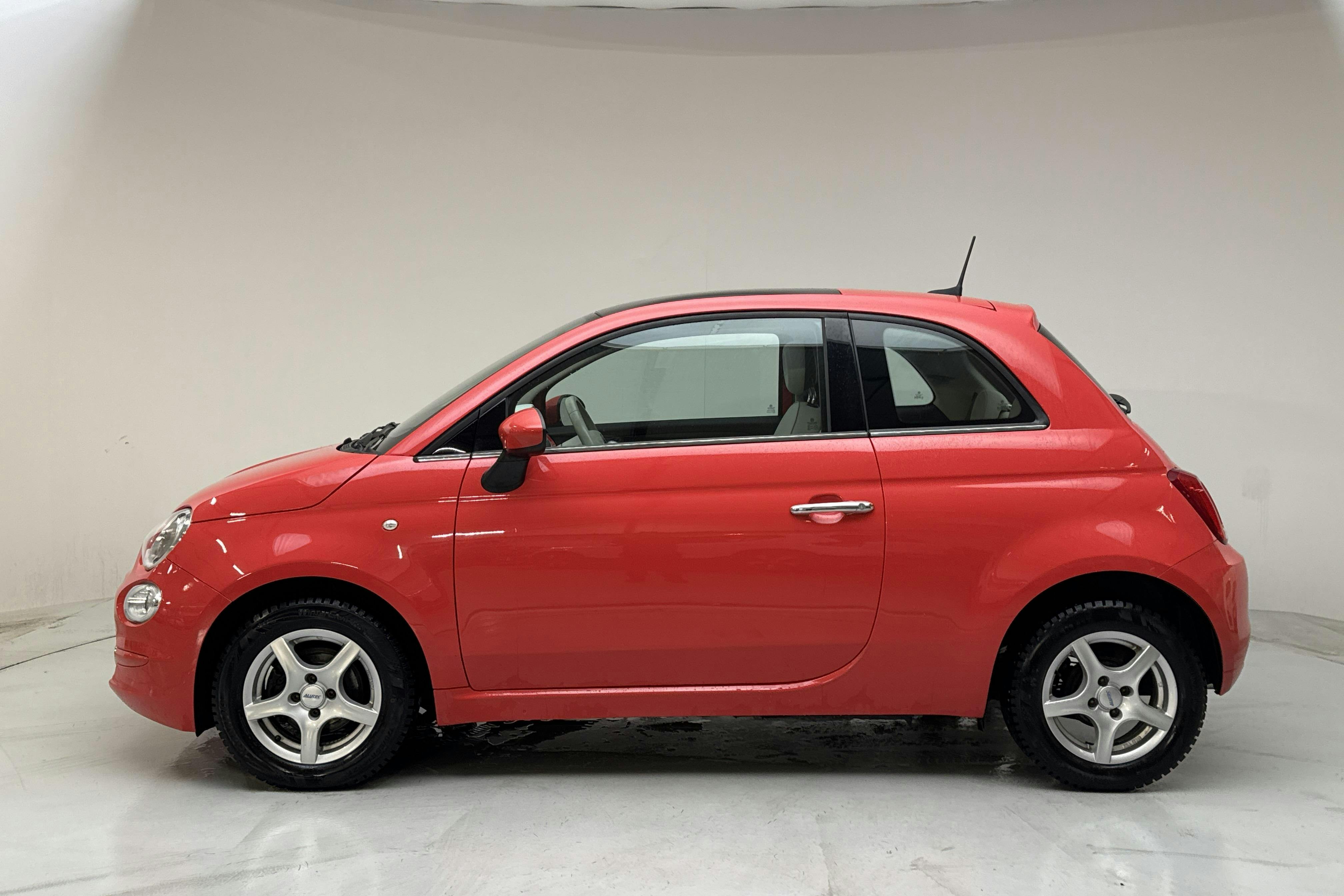 Præsentationsfoto 2 af 13: Fiat 500 1.2 (69hk) - 66 230 kilometer - Manuel - Rød farve - 2019