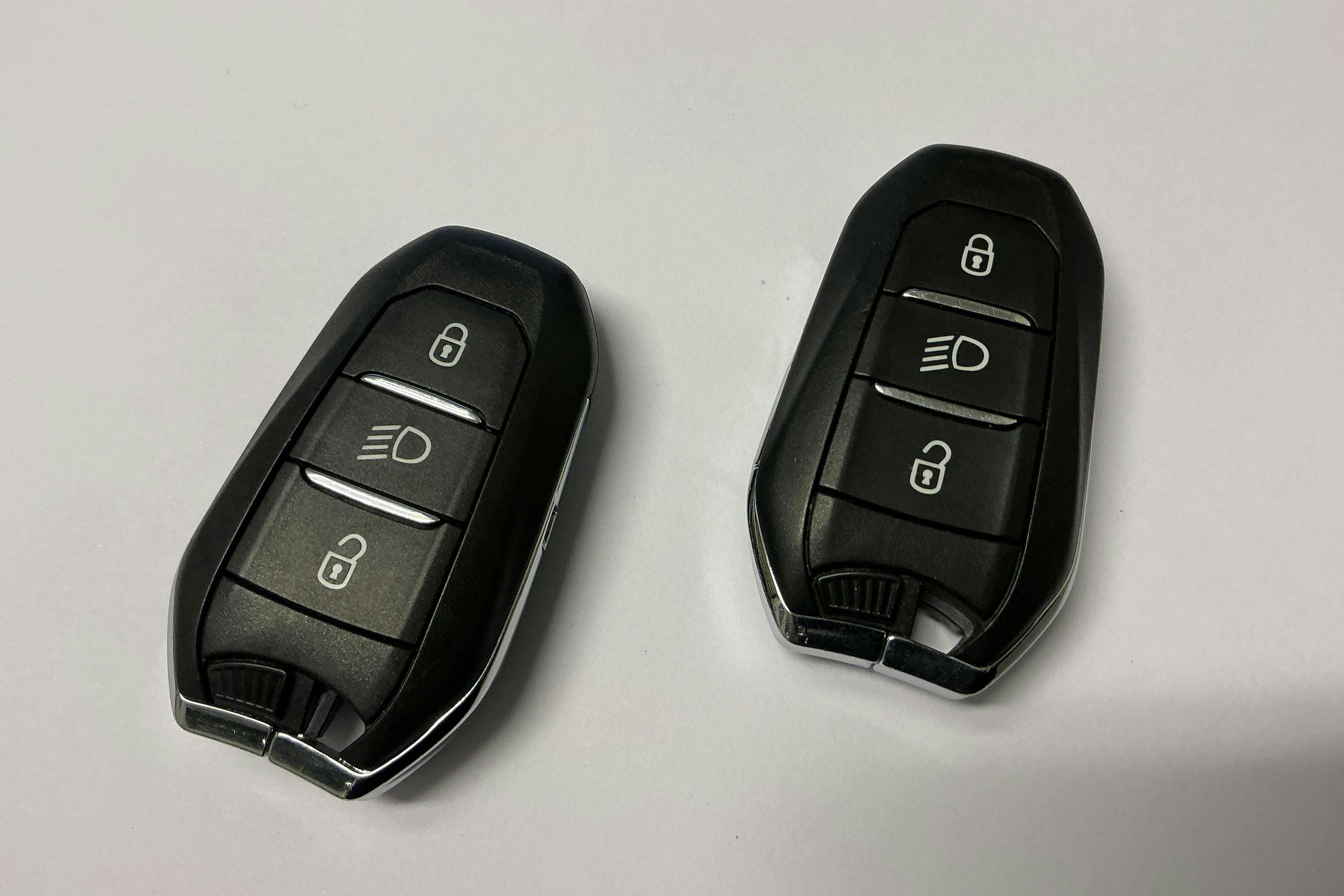 Præsentationsfoto 17 af 17: Peugeot 3008 1.6 Plug-in Hybrid 4 (300hk) - 96 020 kilometer - Salgsautomat - Sort - 2022