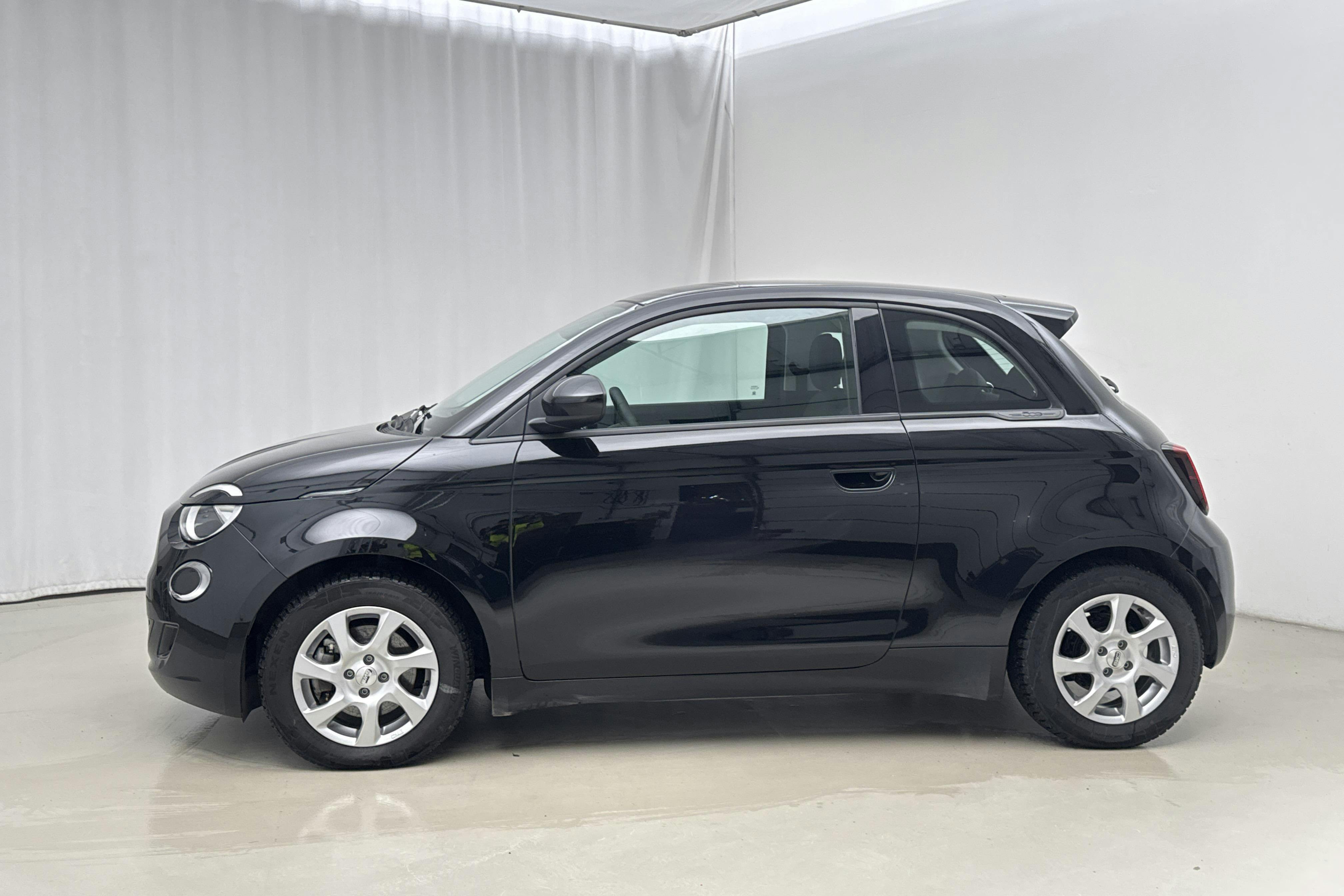 Presentationsfoto 2 av 16: Fiat 500e (118hk) - 4 784 mil - Automat - svart - 2022