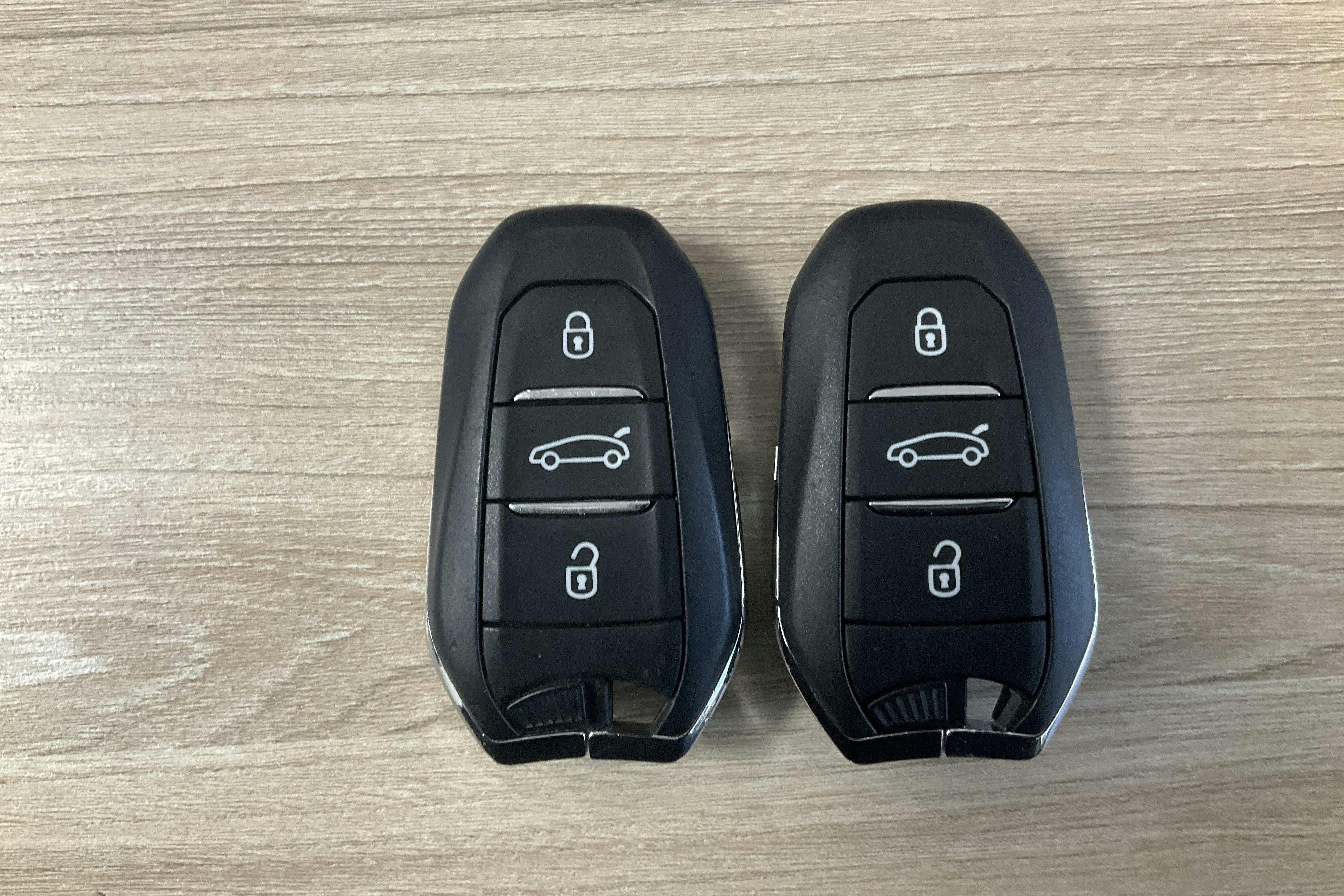 Presentation photo 18 of 18: Peugeot 3008 1.6 Plug-in Hybrid 4 (300hk) - 78 930 km - Automatic - white - 2021