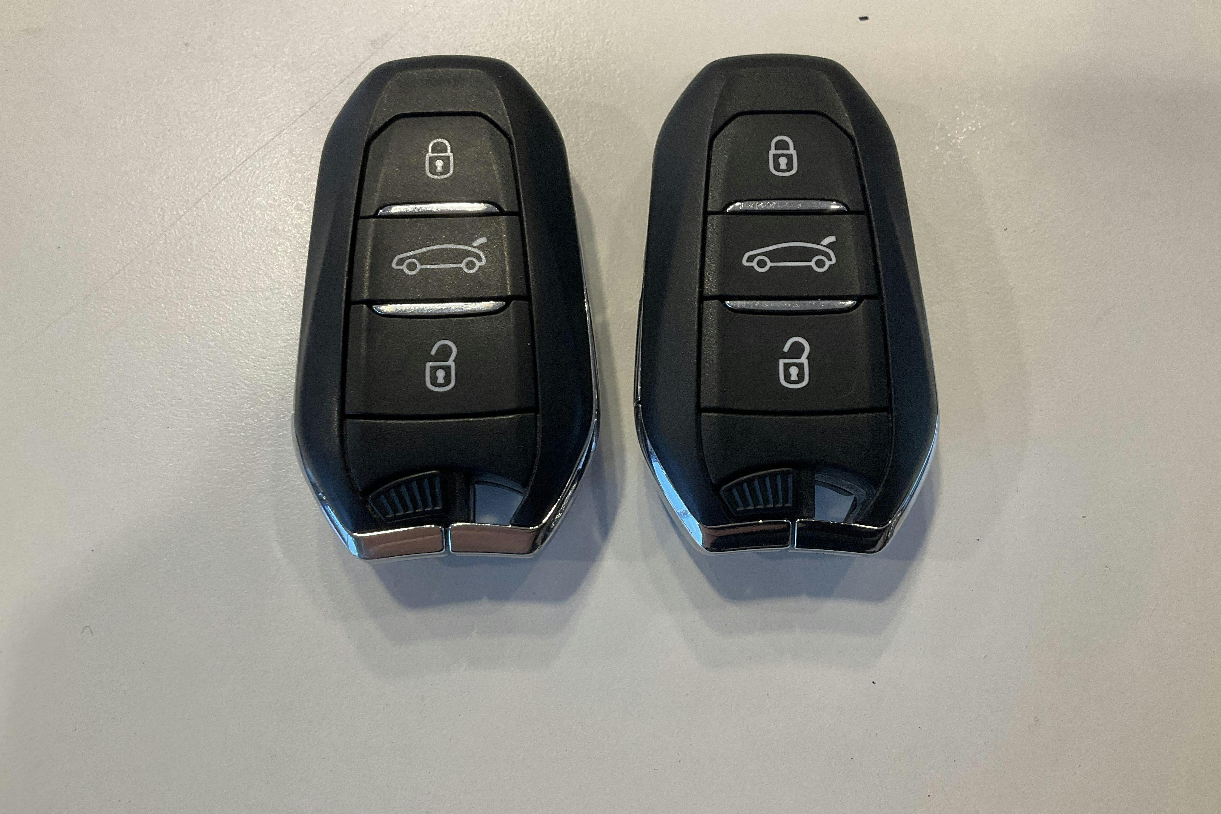 Presentation photo 19 of 19: Peugeot 3008 1.6 Plug-in Hybrid 4 (300hk) - 77 730 km - Automatic - gray - 2021