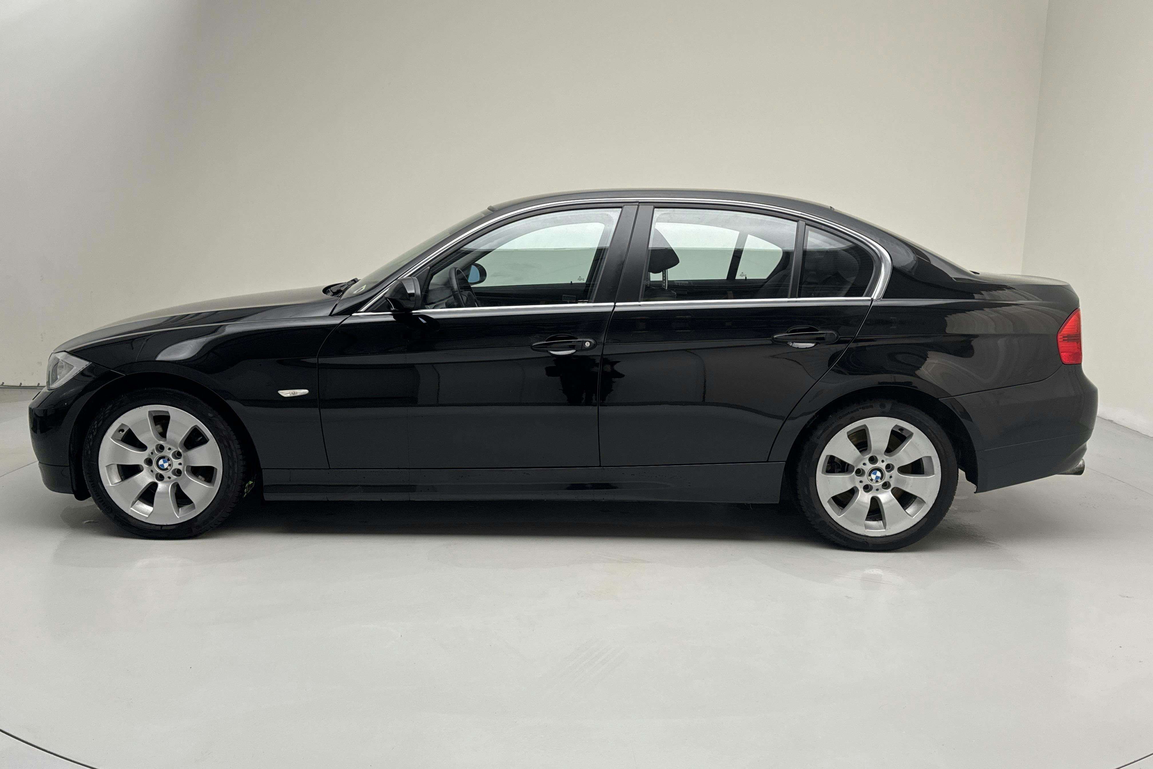 Presentationsfoto 2 av 12: BMW 330xd Sedan, E90 (231hk) - 14 857 mil - Automat - svart - 2007