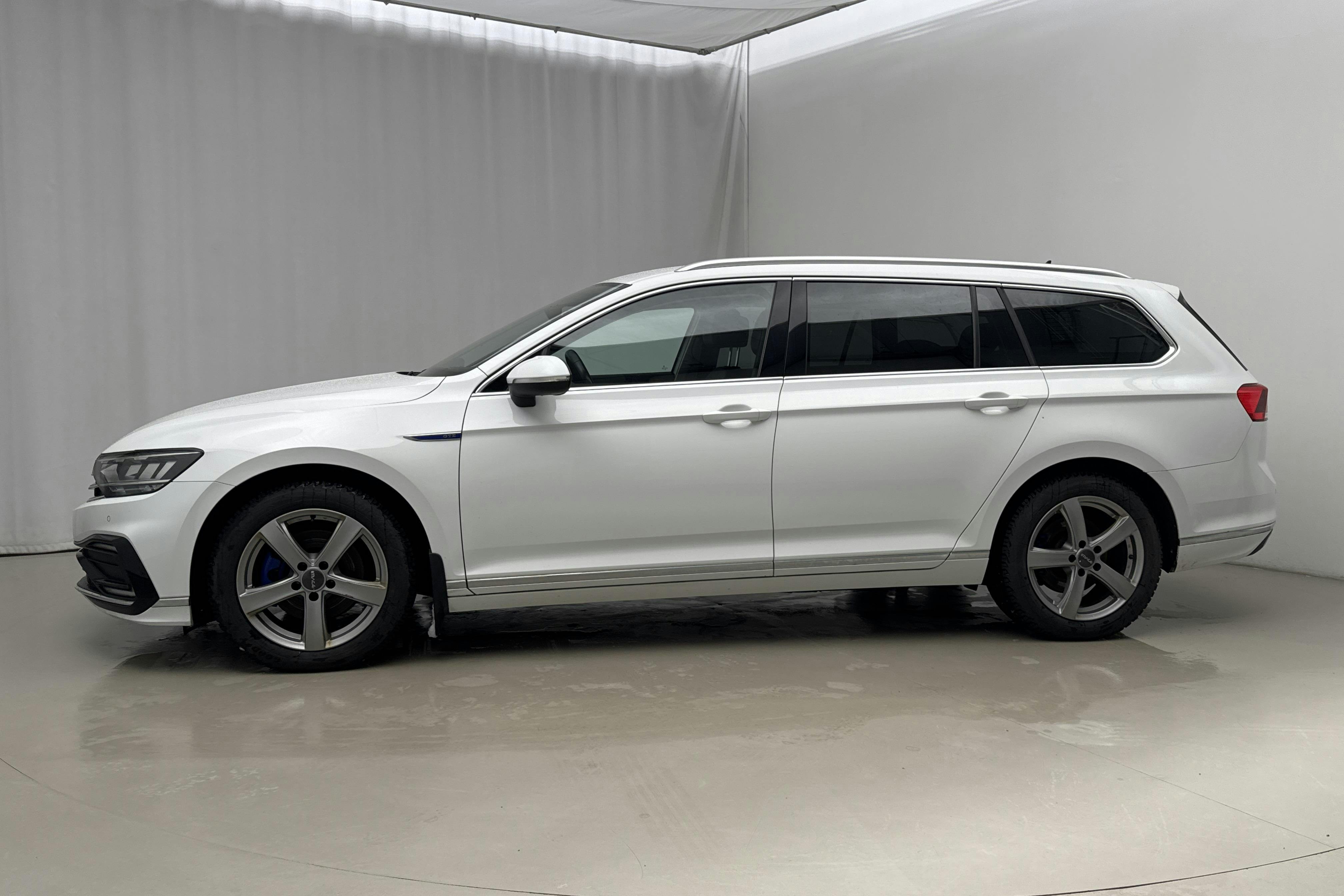 Presentationsfoto 2 av 24: VW Passat 1.4 GTE Sportscombi (218hk) - 15 051 mil - Automat - vit - 2022